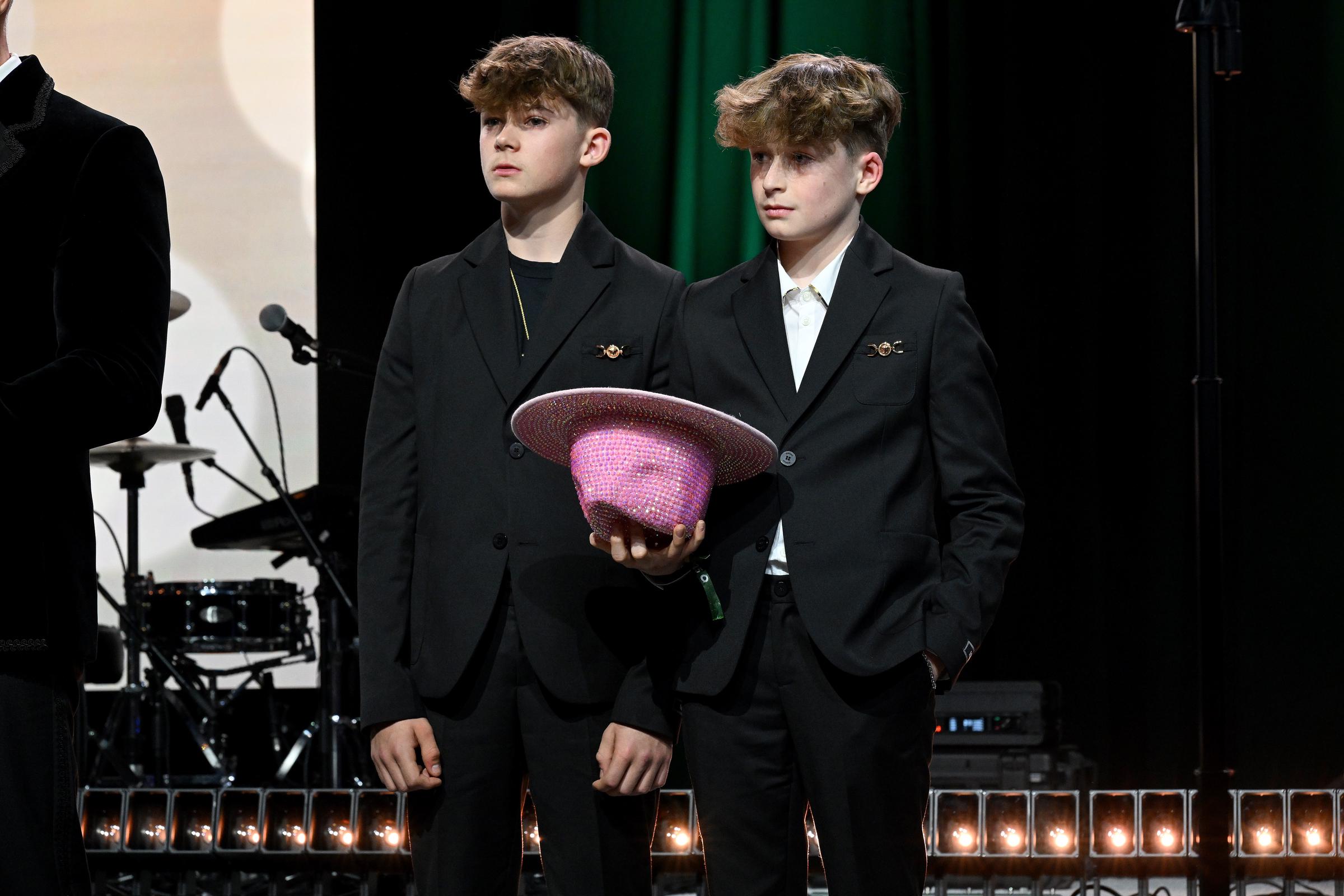 Zachary et Elijah Furnish-John sur scène lors de la 33e cérémonie annuelle de remise des Oscars organisée par la Fondation Elton John contre le sida, le 2 mars 2025, à West Hollywood, en Californie. | Source : Getty Images