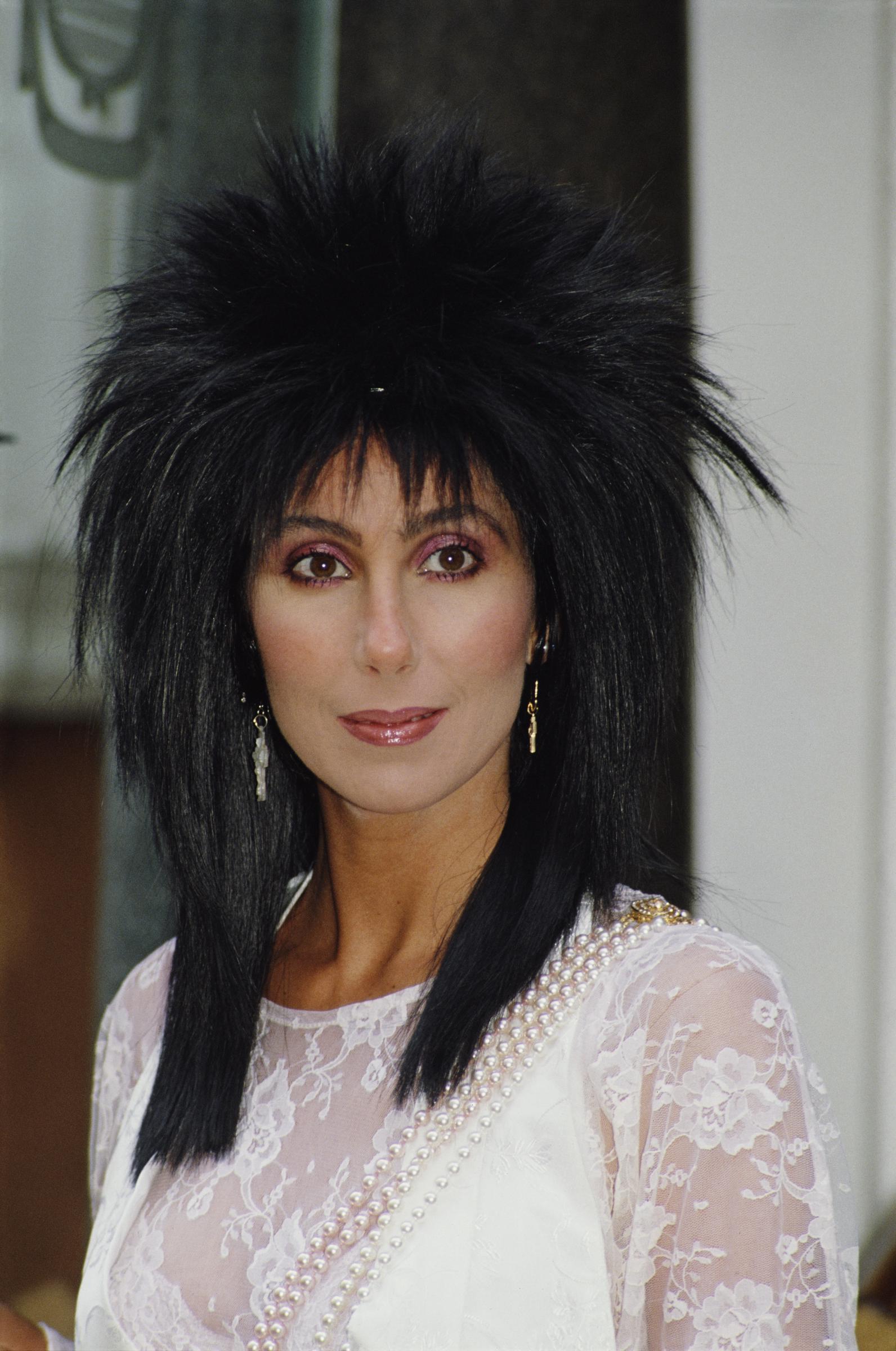 Cher lors d'un événement promotionnel pour son film « Mask » à Londres, en Angleterre, le 26 juin 1985. | Source : Getty Images