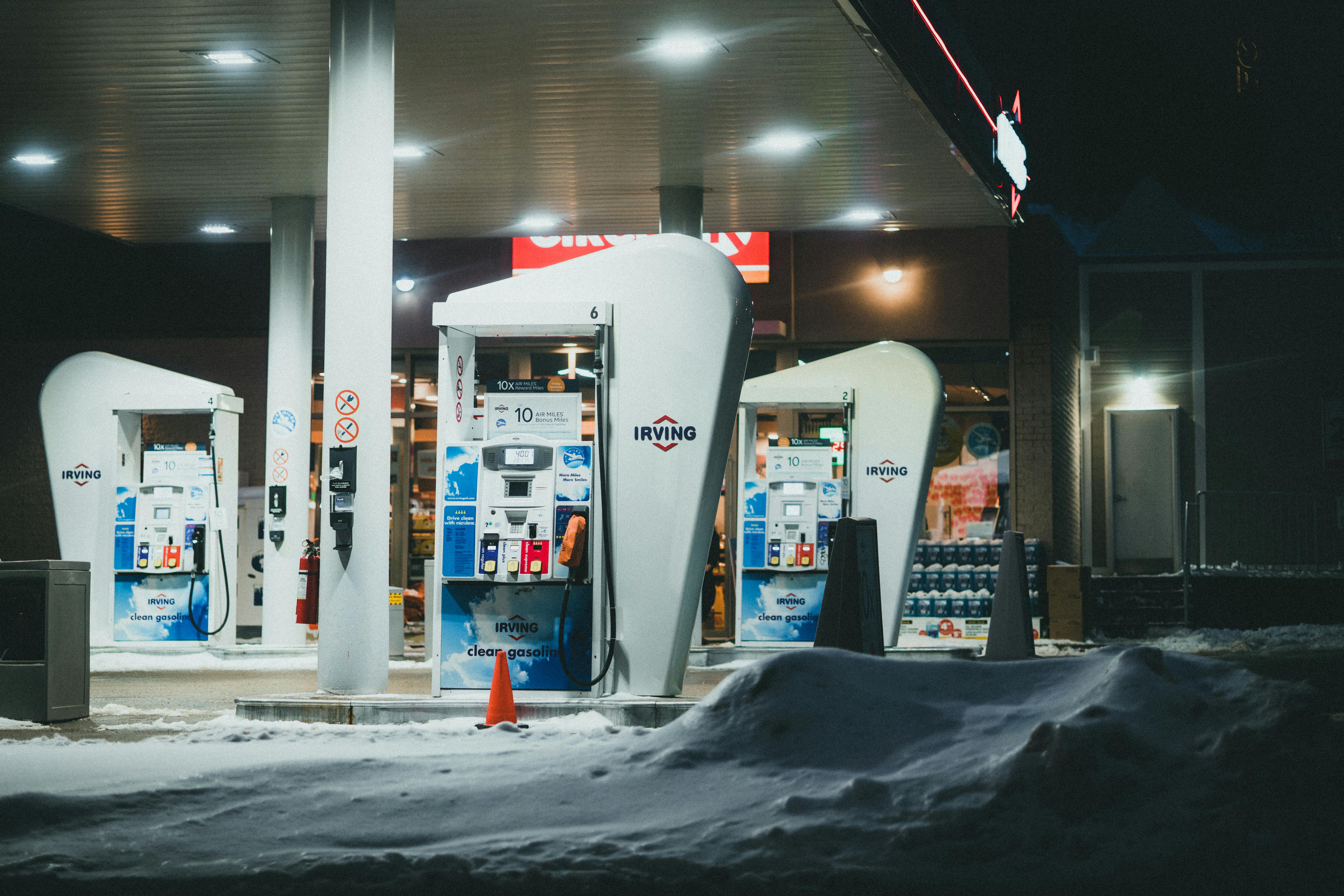Une station-service couverte de neige | Source : Pexels