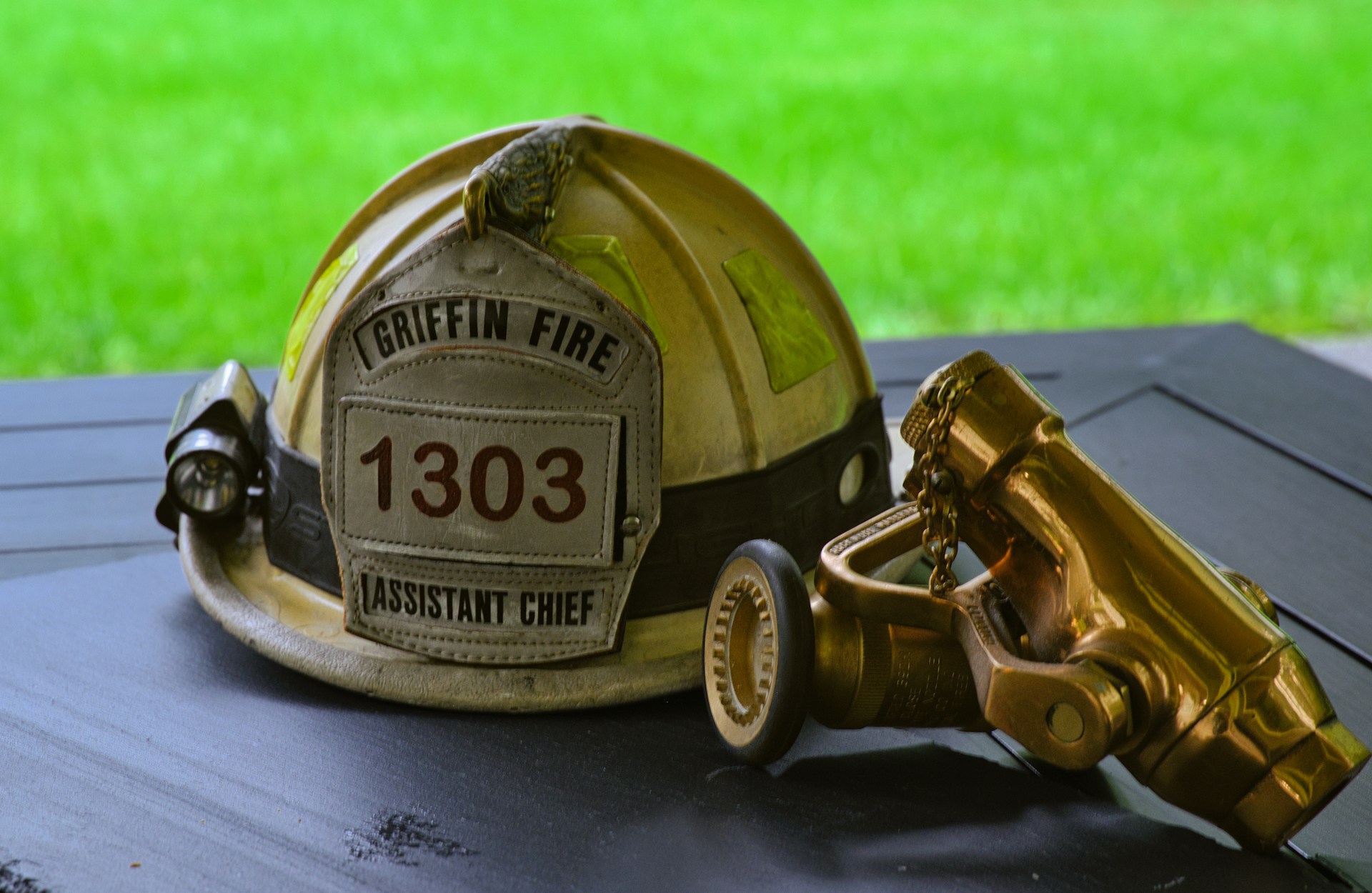 Le casque et l'équipement d'un pompier | Source : Unsplash