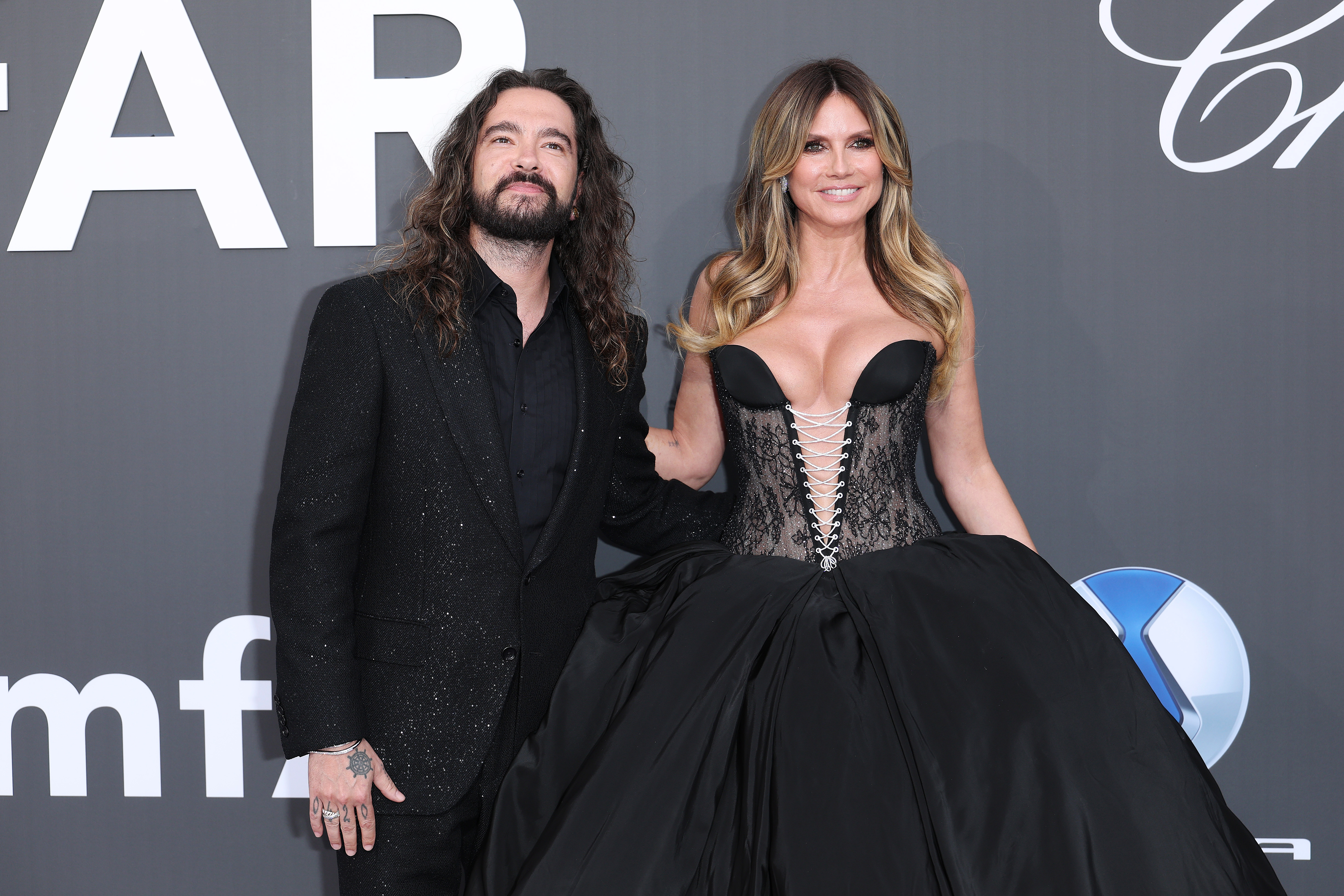 Heidi Klum et Tom Kaulitz posent côte à côte ; leur complicité reflète ce lien profond qui, selon Klum, vient de leurs origines, de leurs valeurs et de leur entente communes. | Source : Getty Images