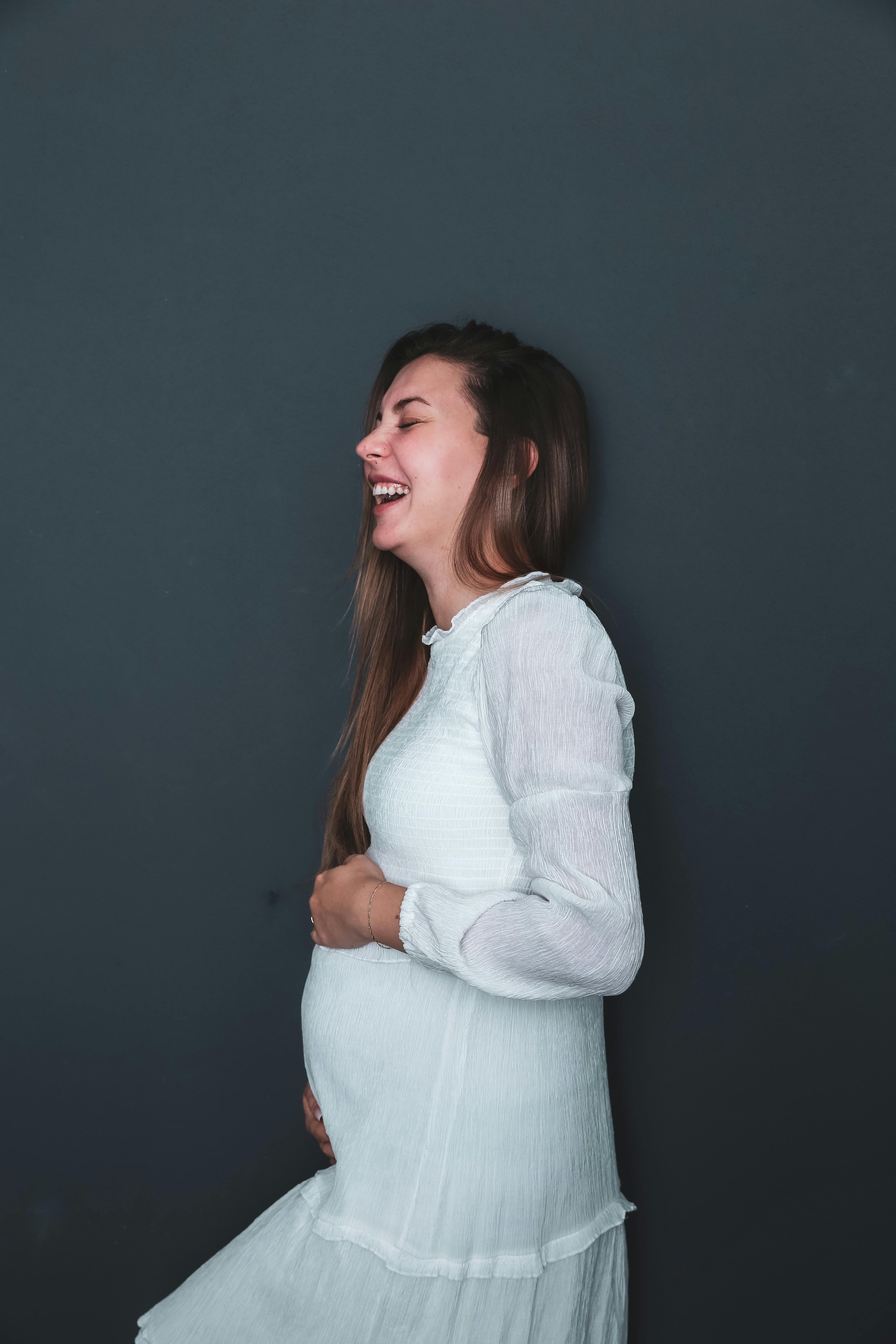 Une femme enceinte qui rit | Source : Pexels