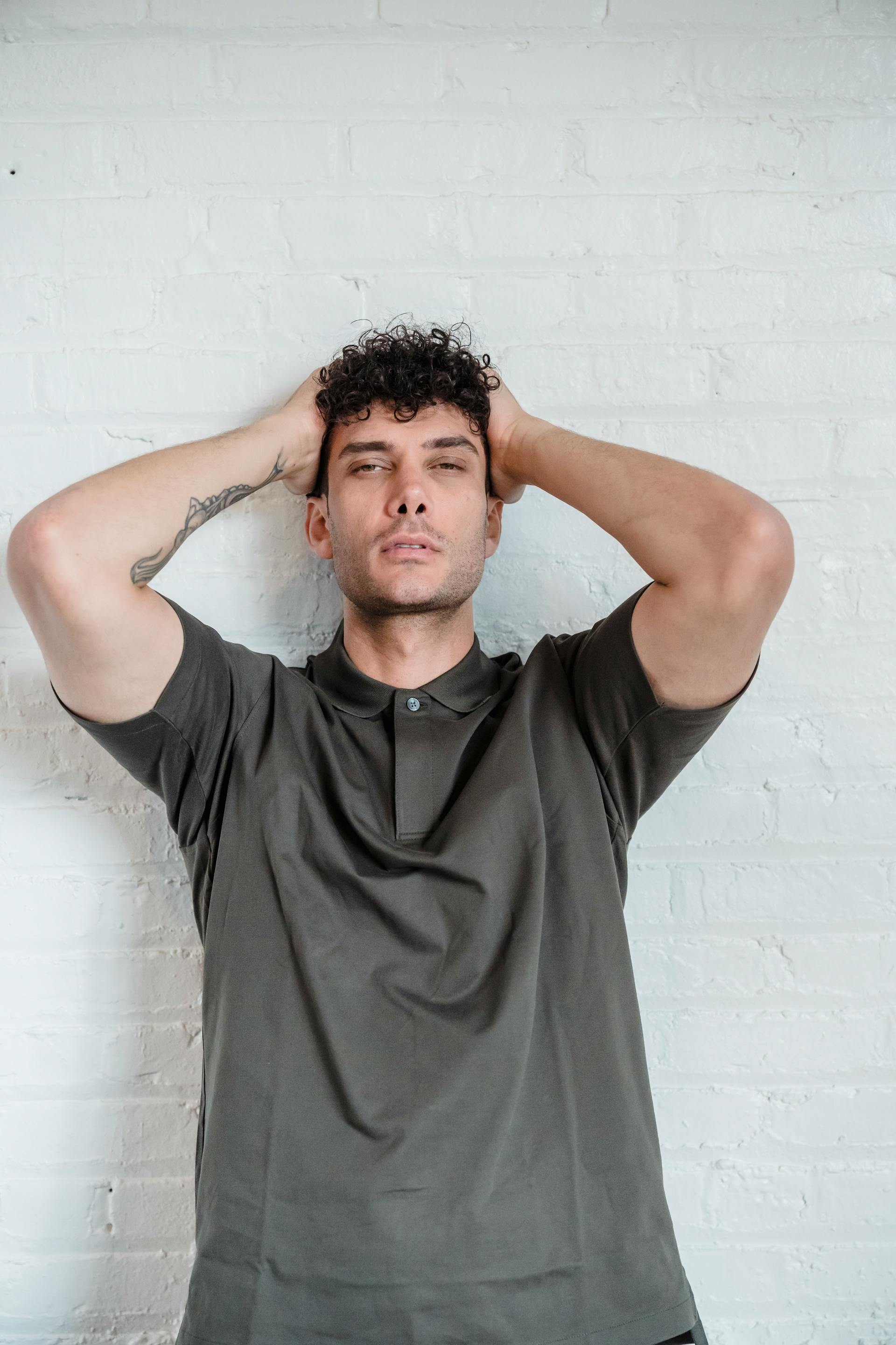 Un homme se tenant la tête | Source : Pexels