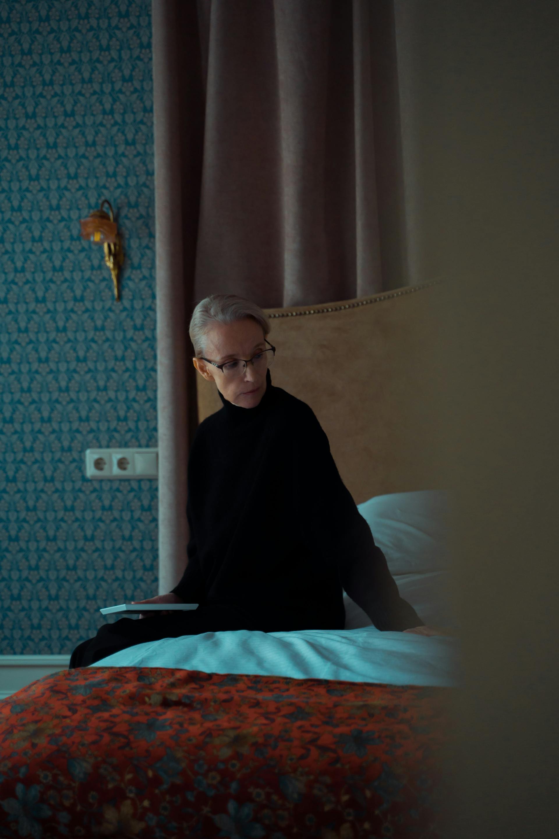 Une femme pensive assise sur un lit | Source : Pexels