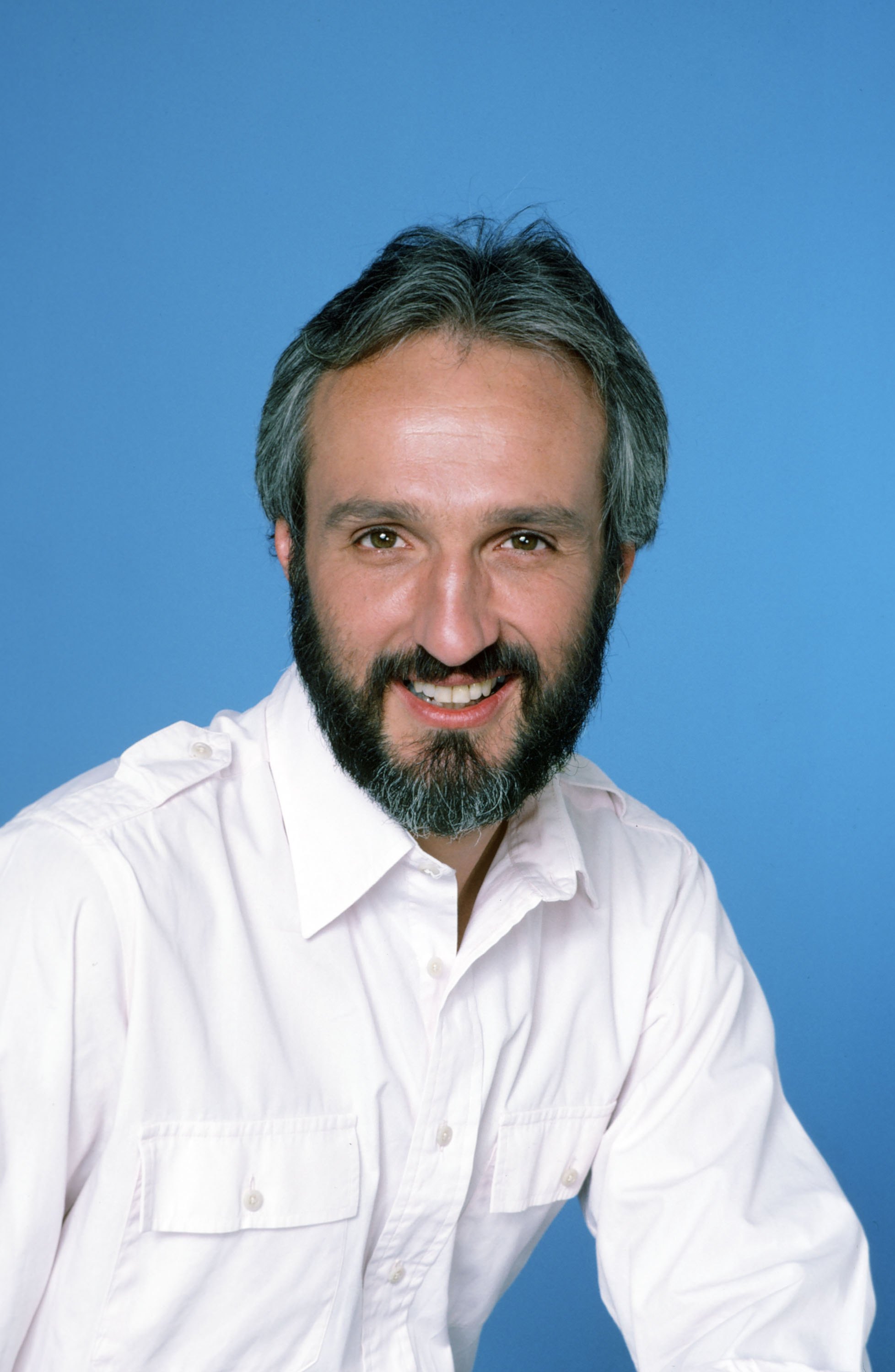 Une photo non datée de Michael Gross sur le tournage de « Family Ties » | Source : Getty Images