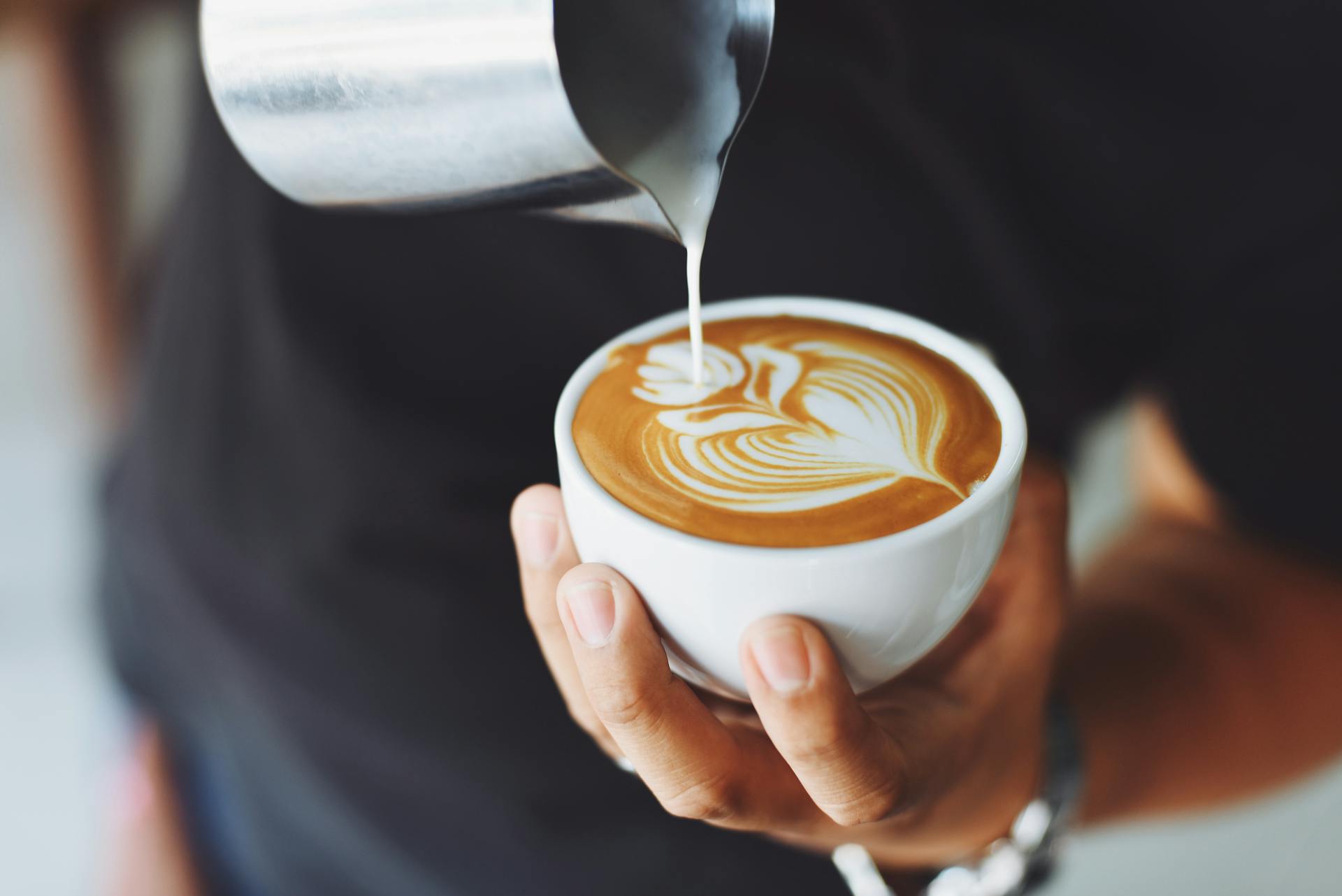 Un homme faisant du café | Source : Pexels