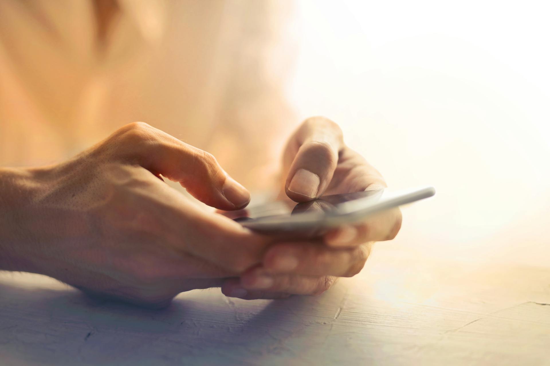 Une femme utilisant son téléphone portable | Source : Pexels