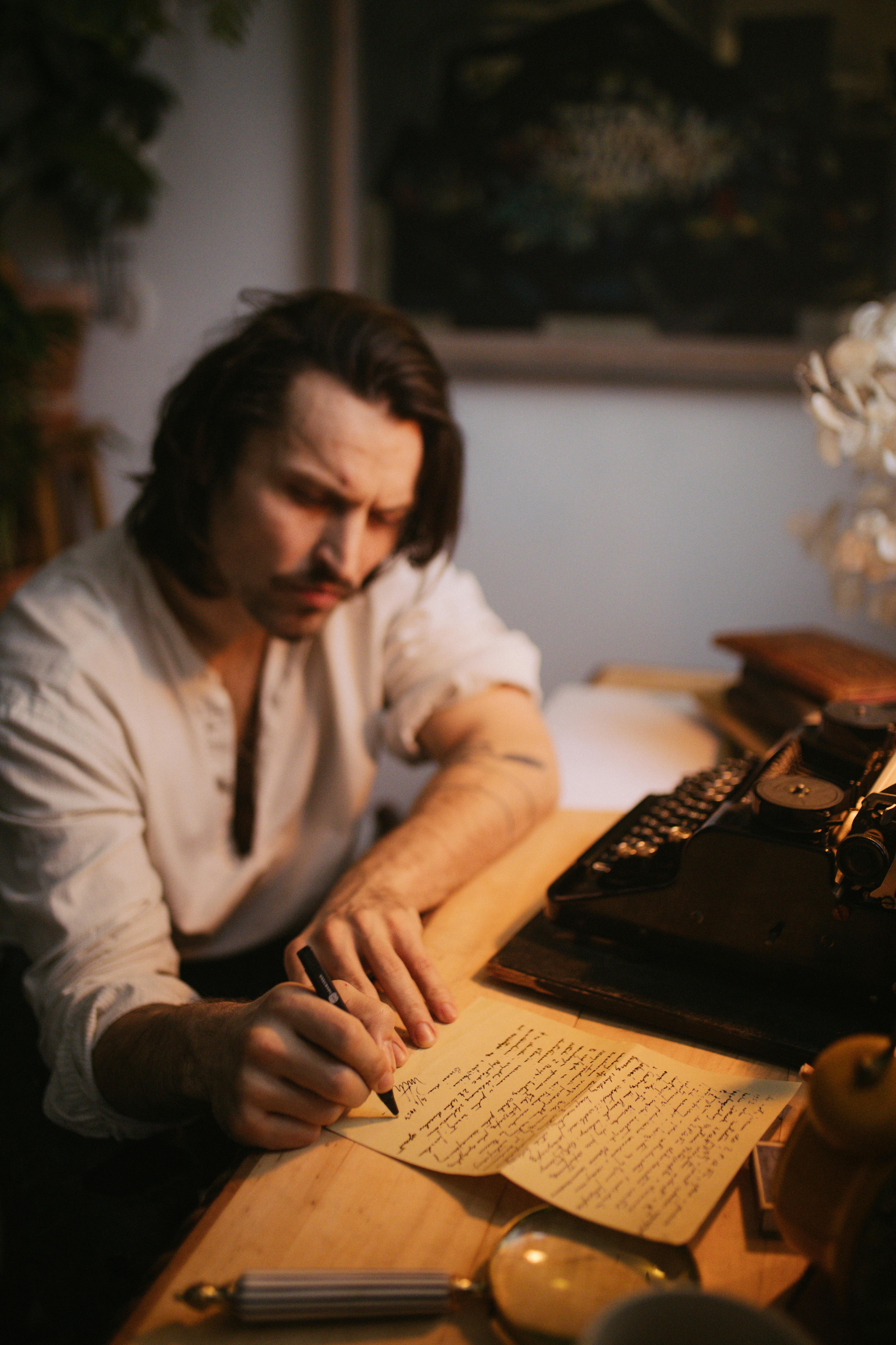 Une personne qui écrit une lettre | Source : Pexels