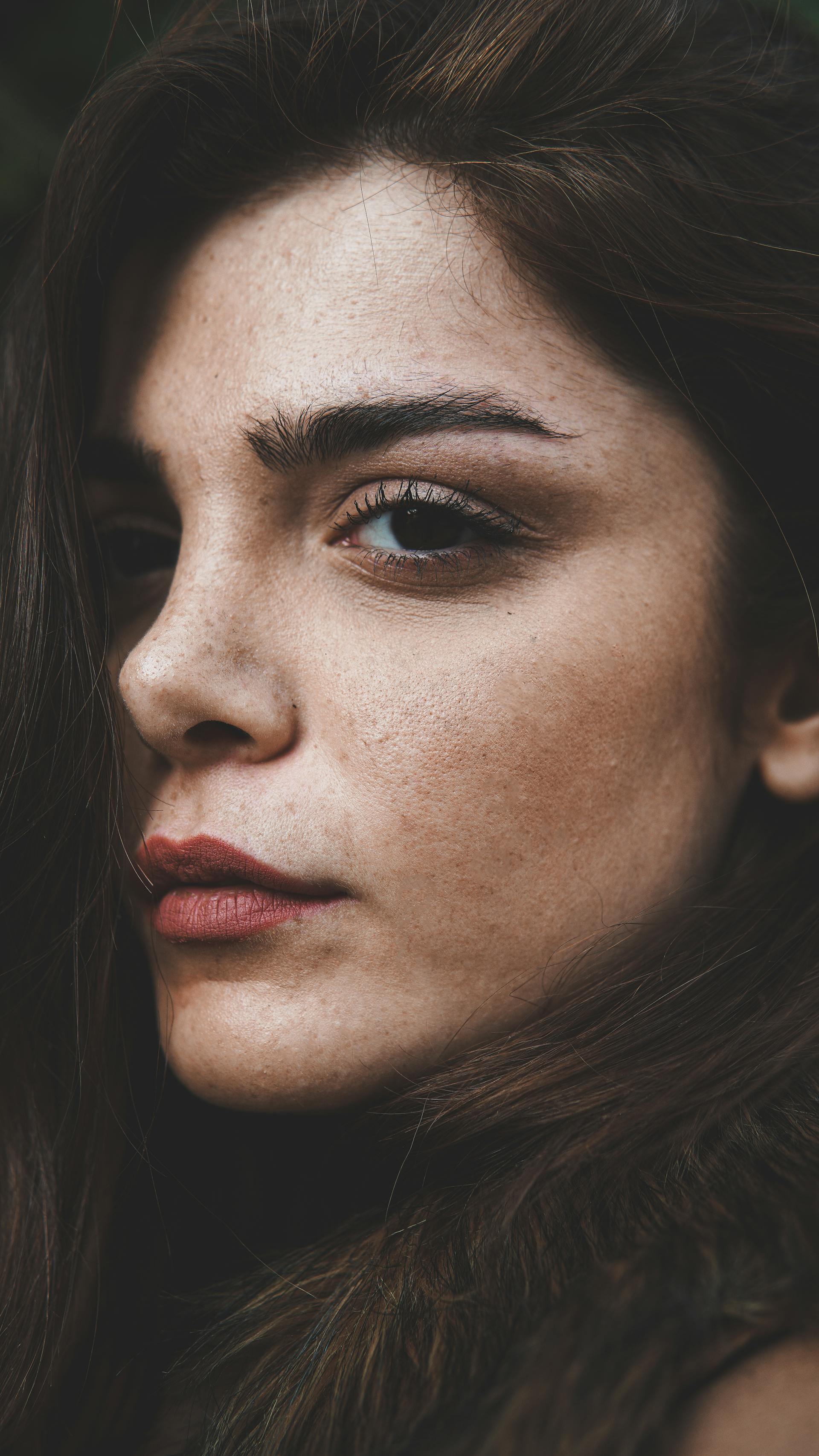 Une femme qui observe | Source : Pexels