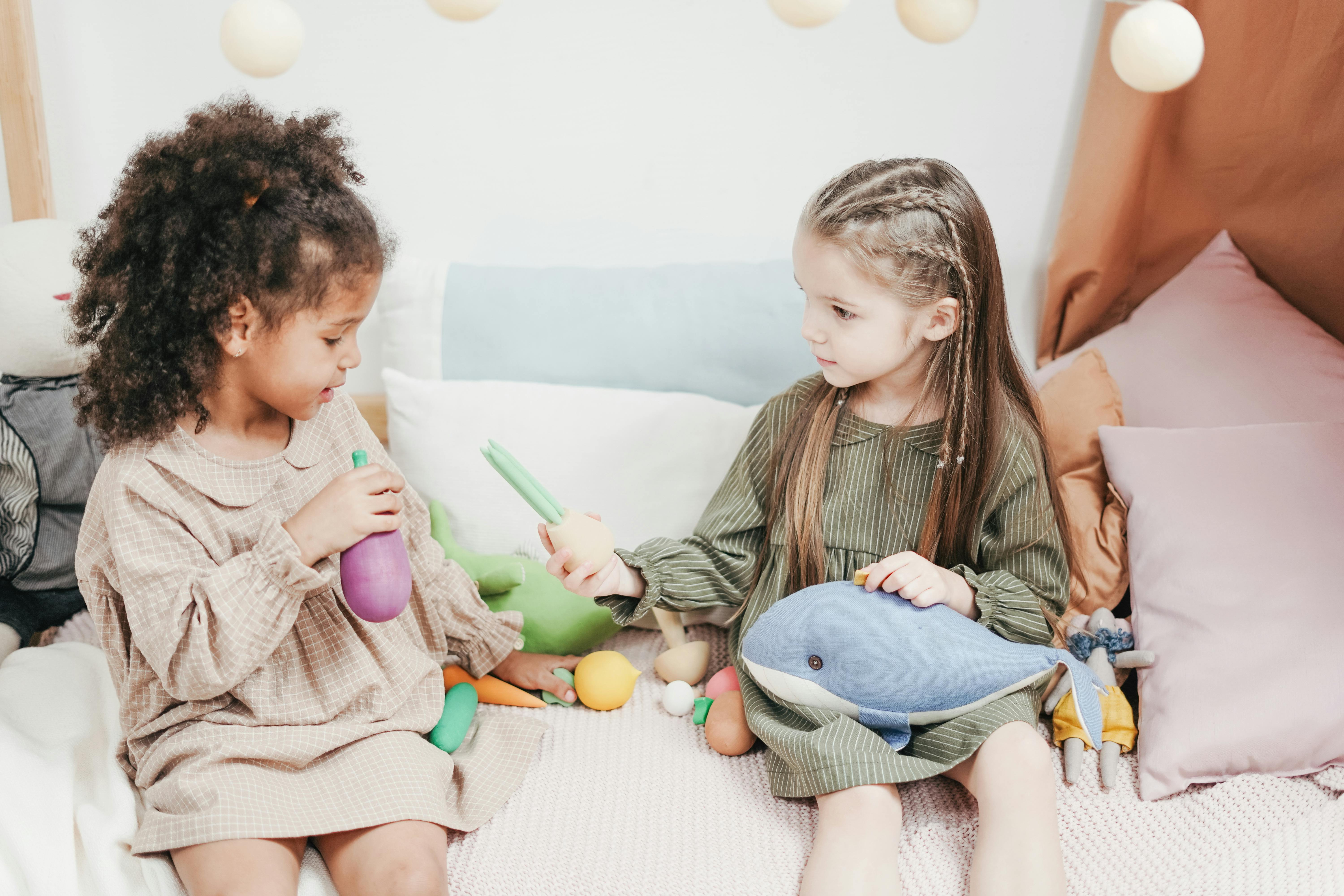Deux filles partagent leurs jouets | Source : Pexels