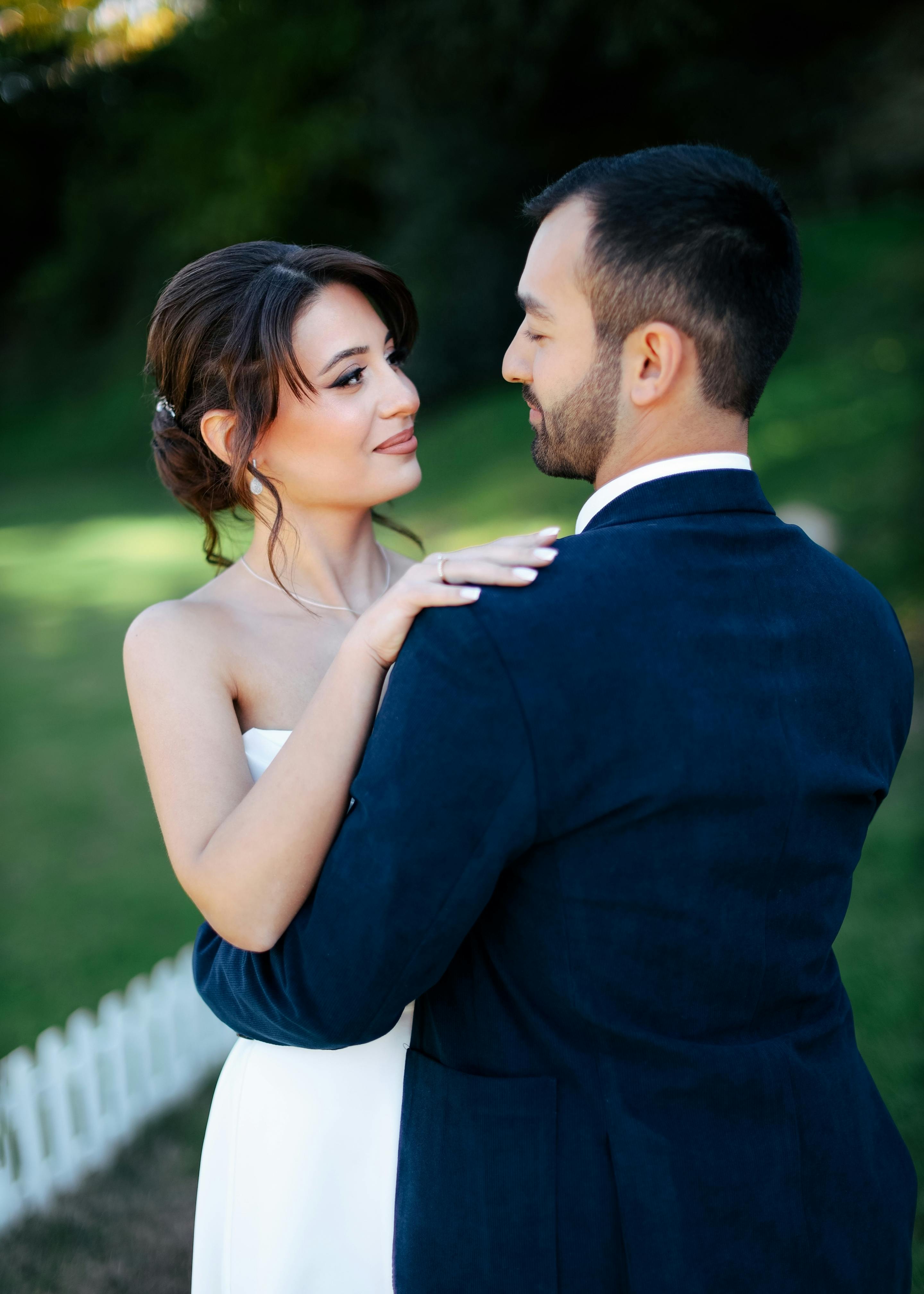 Des jeunes mariés heureux qui dansent | Source : Pexels