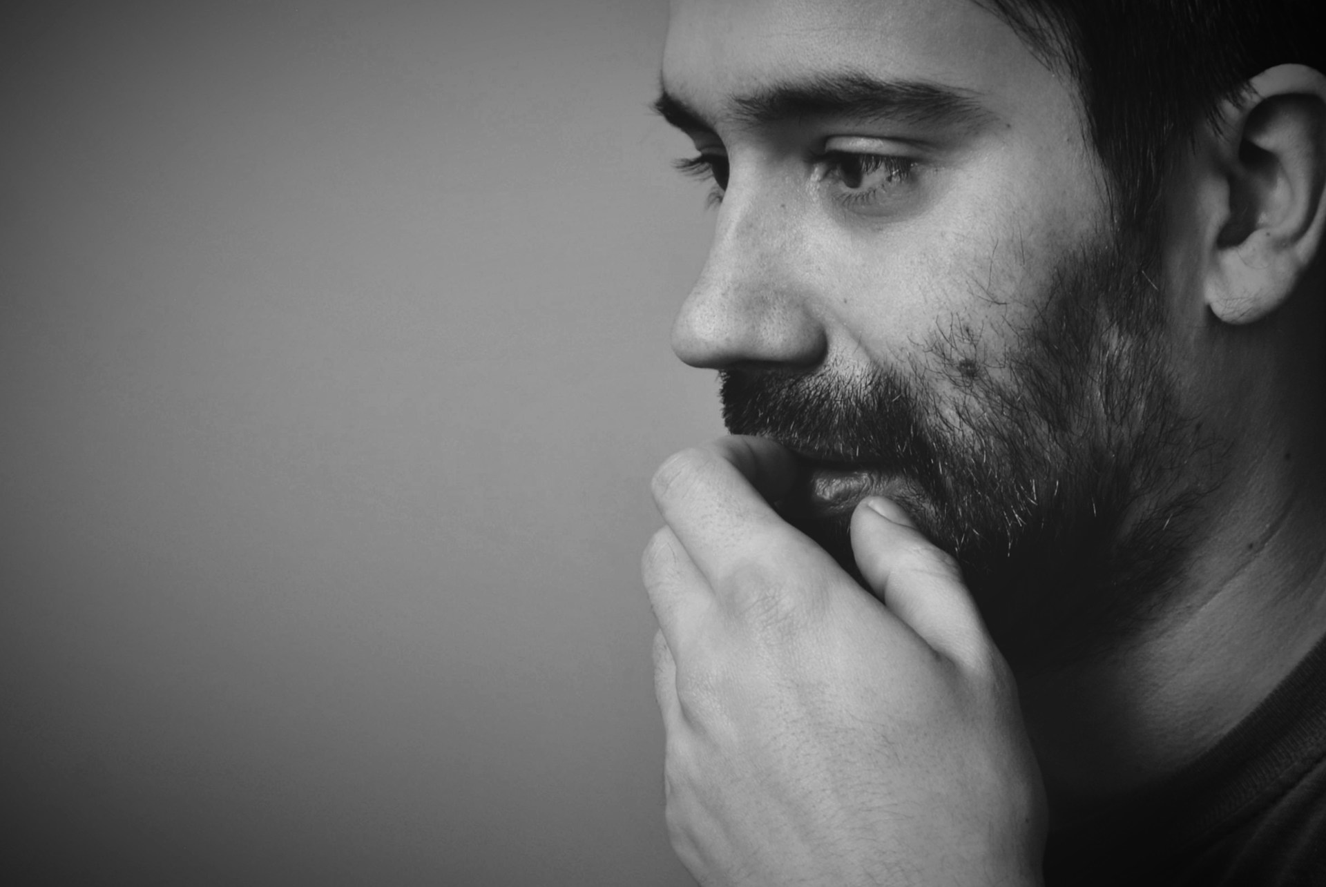 Un homme réfléchi | Source : Unsplash