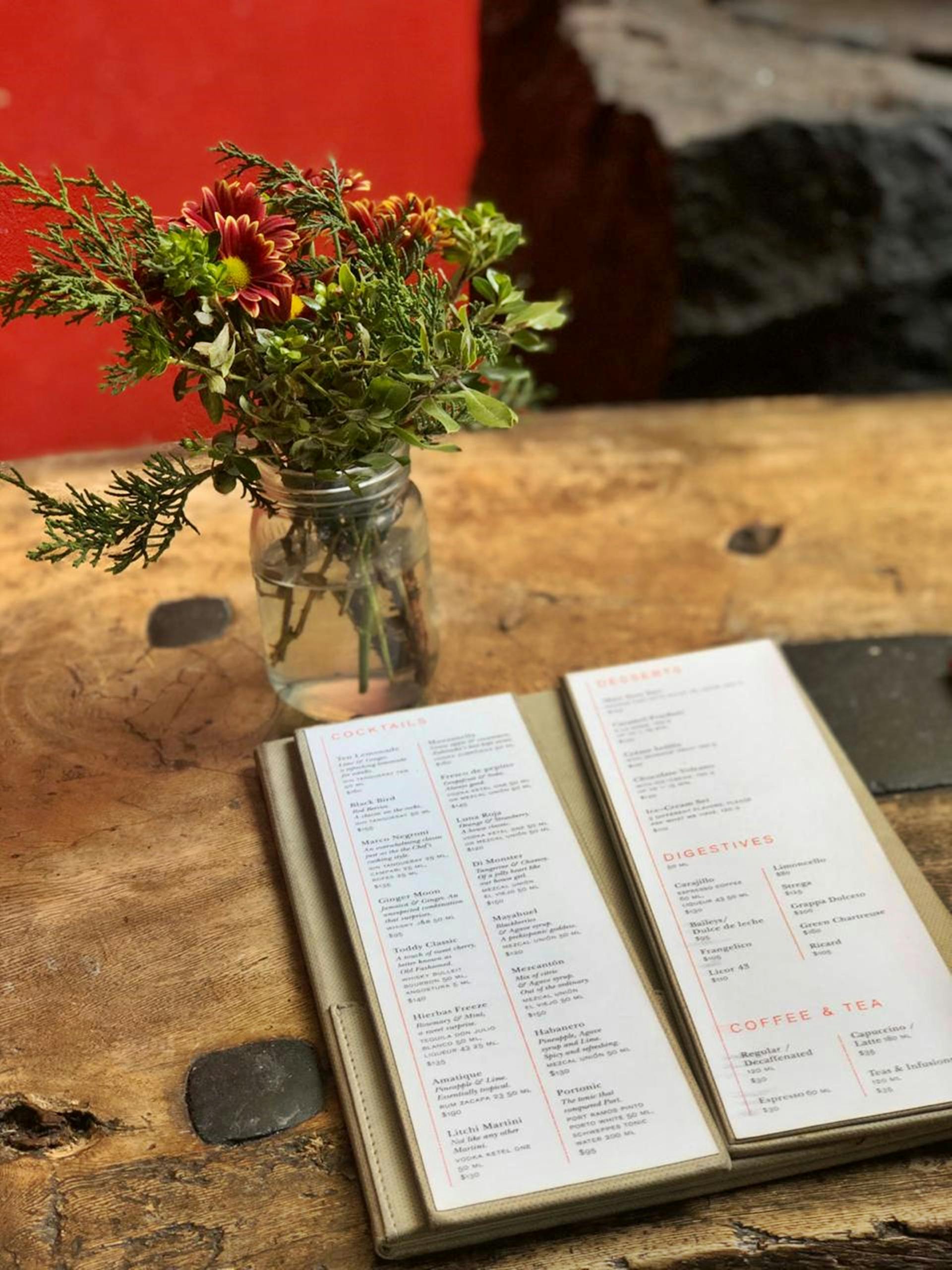 Une carte de menu posée sur une table | Source : Pexels