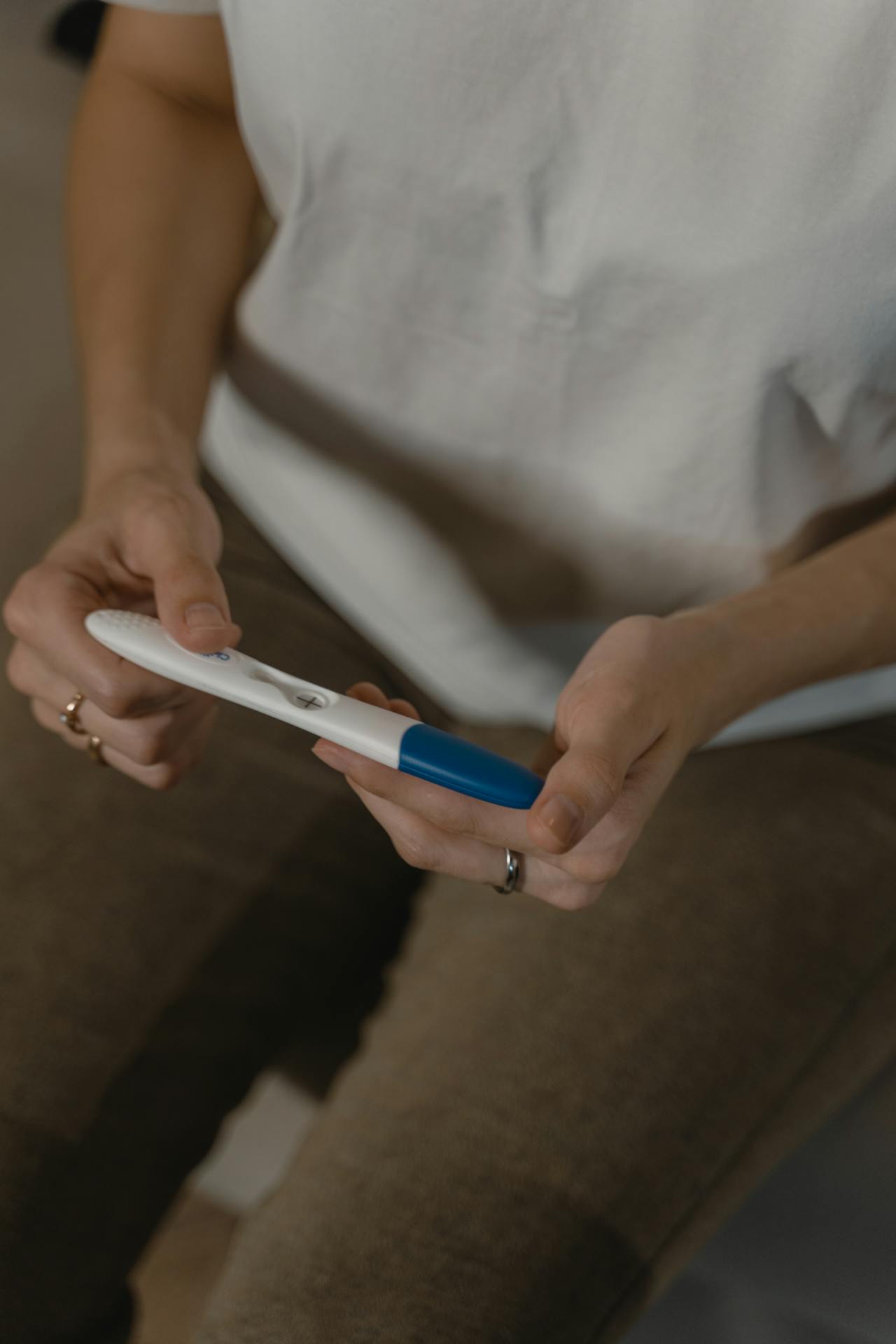 Une femme tenant un test de grossesse | Source : Pexels