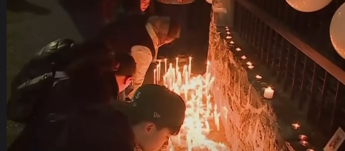 Des personnes rendent hommage aux enfants décédés | Source : YouTube.com/CHVNoticiasTV