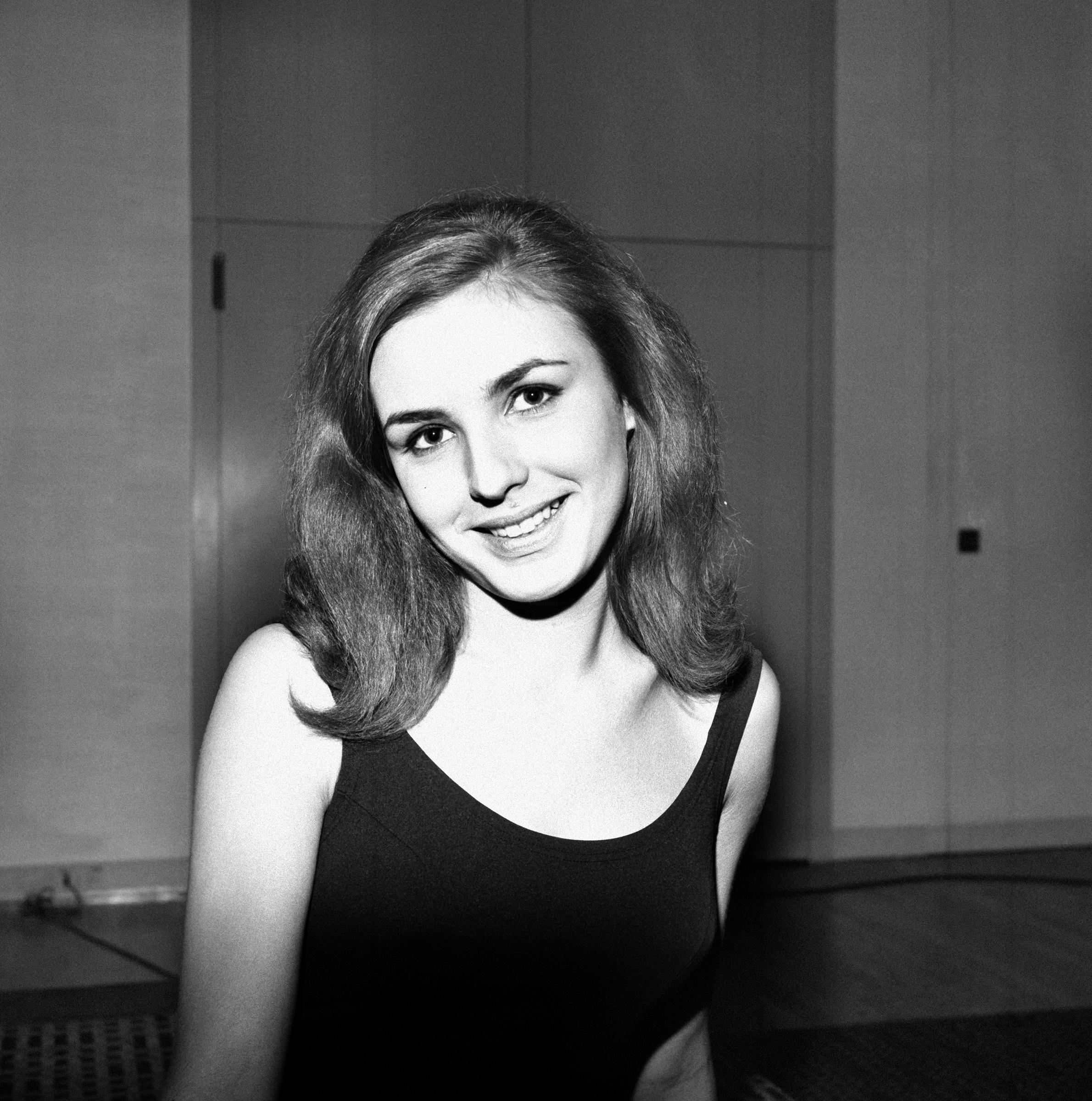 La jeune élève du cours Florent, Evelyne Dhéliat a été sélectionnée pour interpréter un rôle dans le film anglais 'Les 13 fiancées de Fu Manchu', à Paris, France, le 9 janvier 1966 I Source : Getty Images