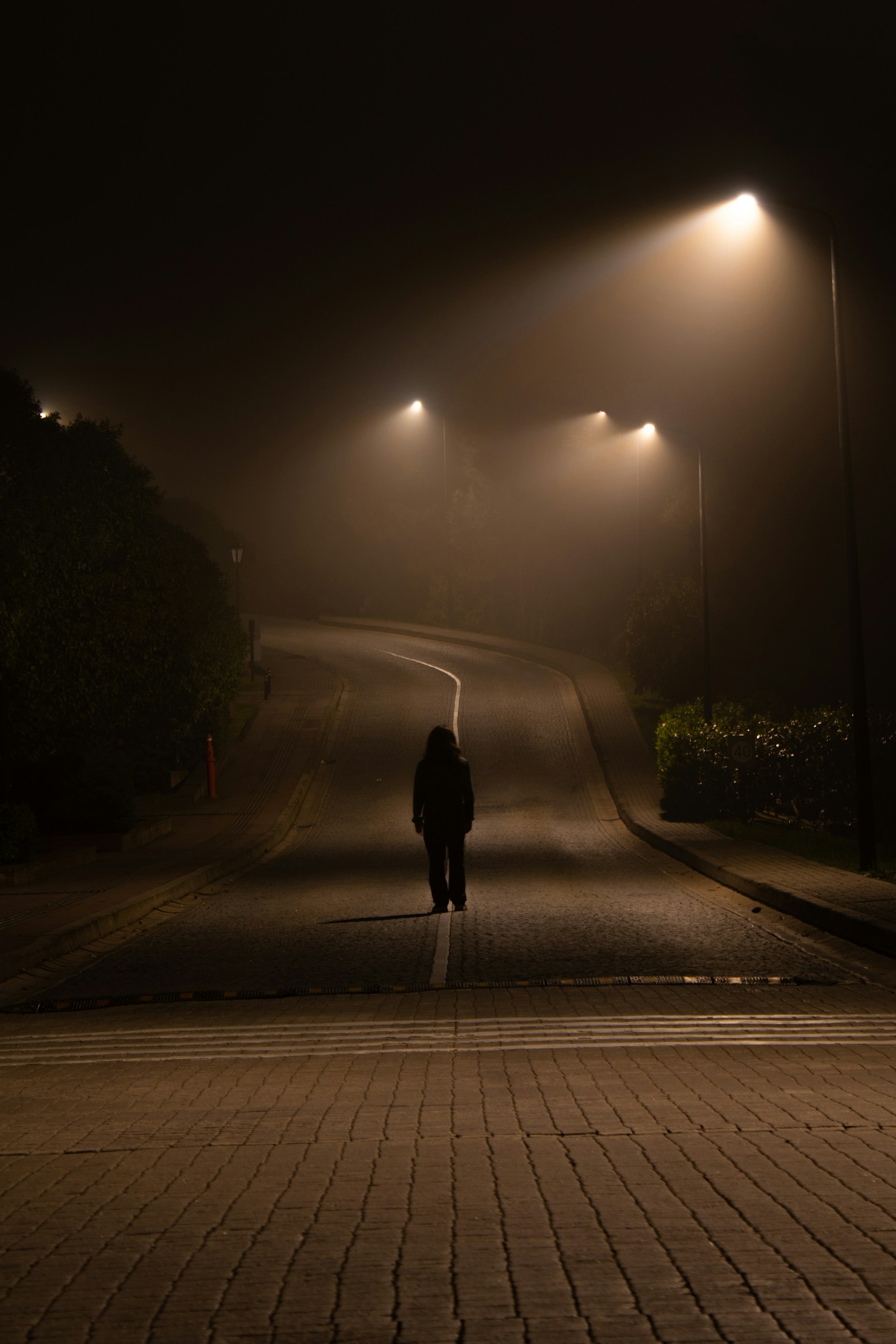 Un homme sur la route la nuit | Source : Unsplash