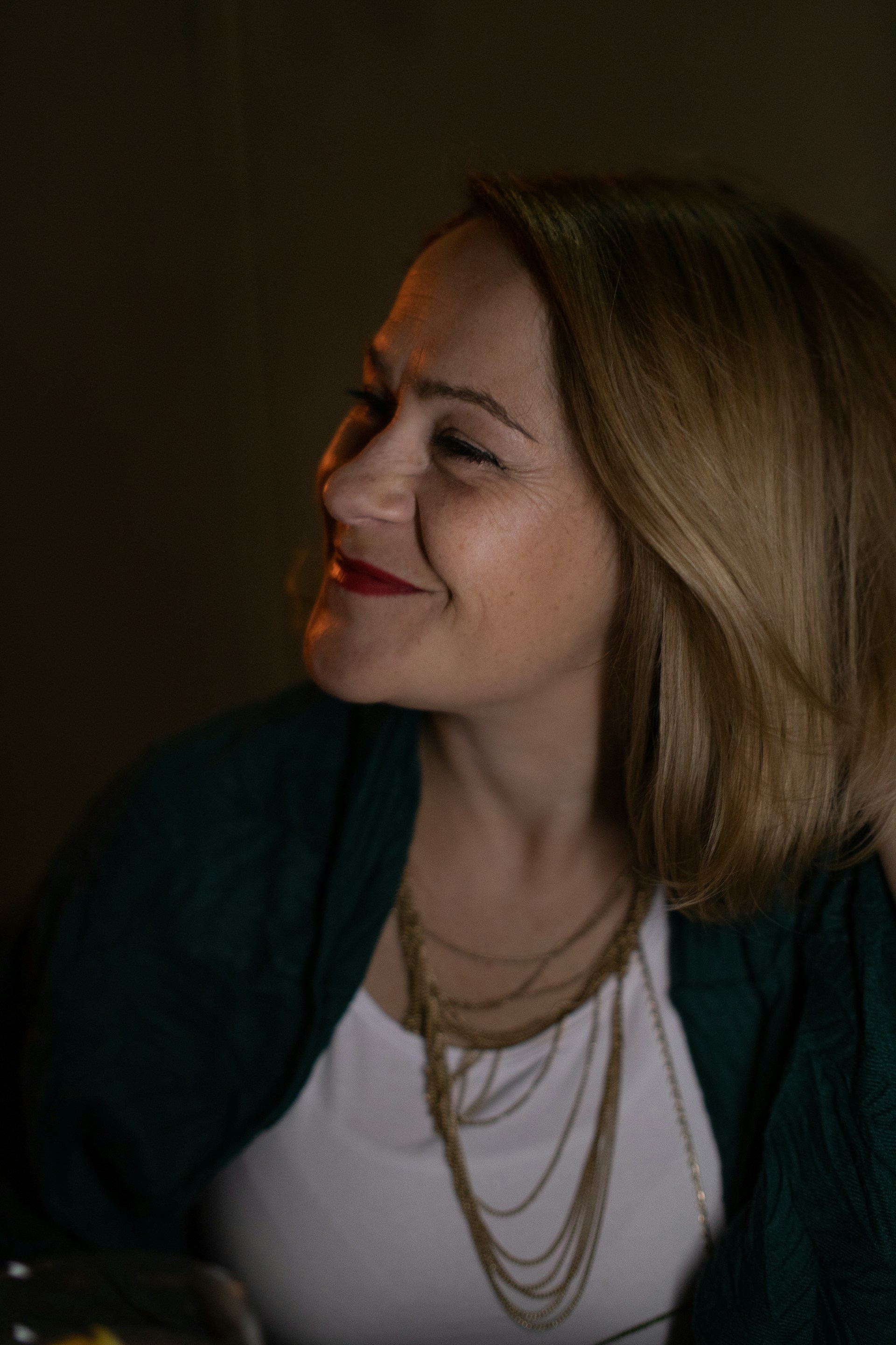 Une femme qui sourit à quelqu'un | Source : Unsplash