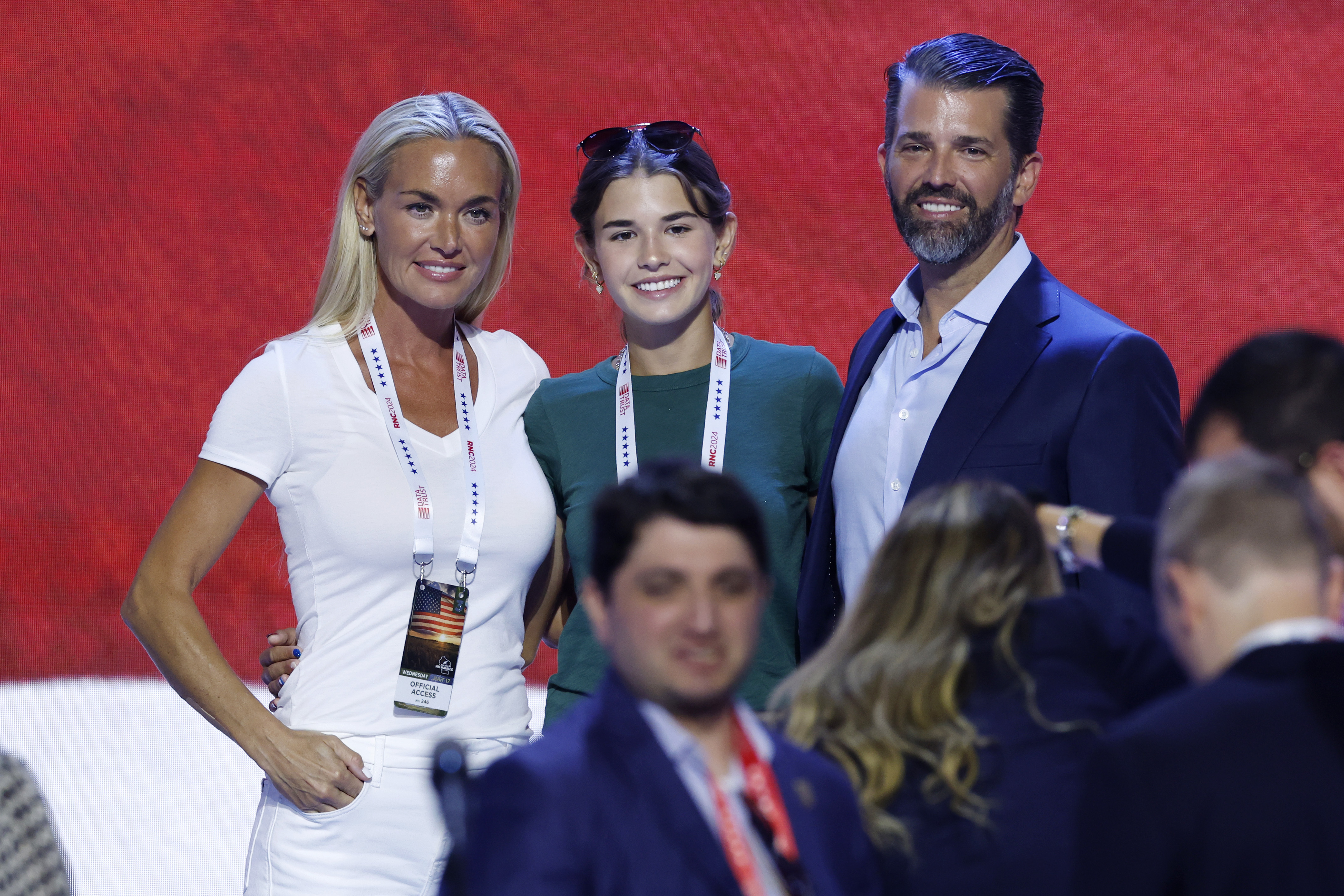 Vanessa, Kai et Donald Trump Jr à Milwaukee, dans le Wisconsin, le 17 juillet 2024 | Source : Getty Images