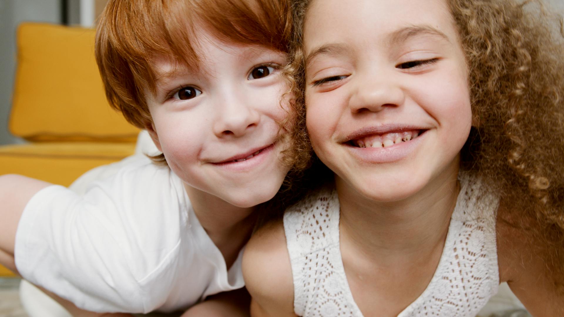 Gros plan sur des enfants souriants | Source : Pexels