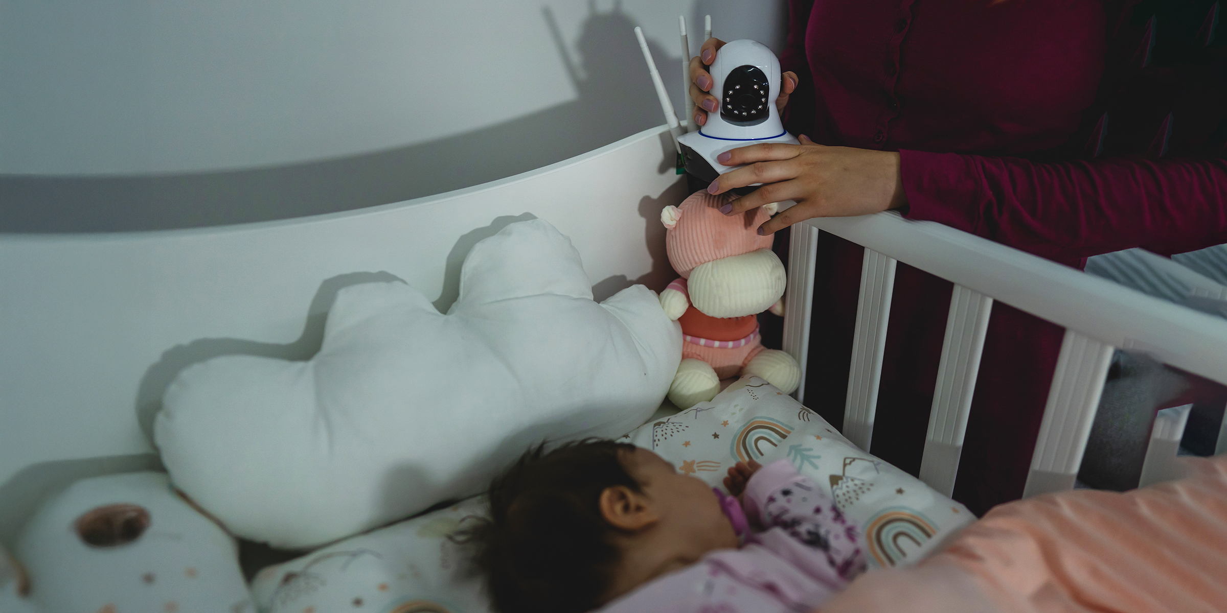 Une femme qui règle un babyphone | Source : Shutterstock