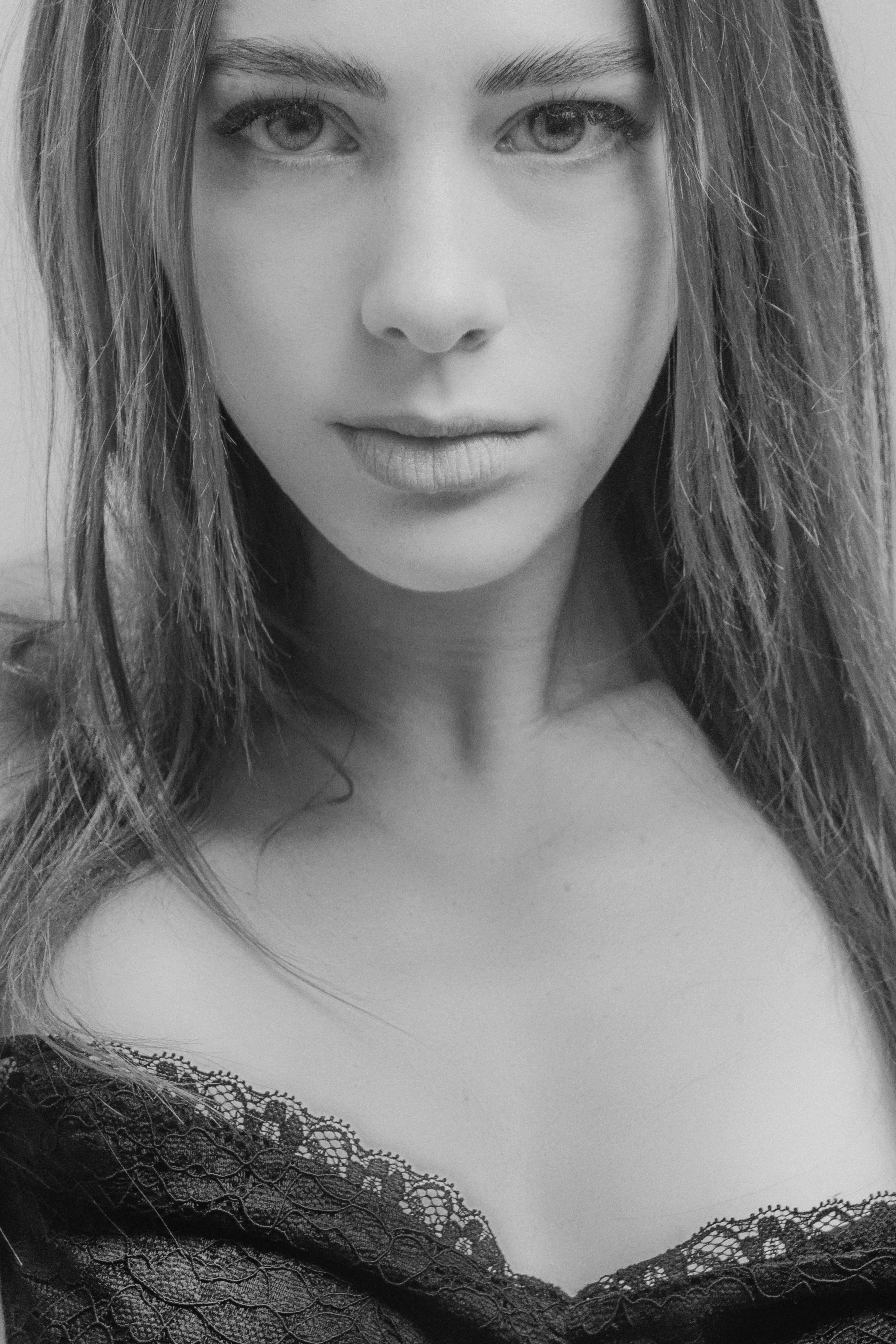 Image en niveaux de gris d'une jolie femme | Source : Pexels