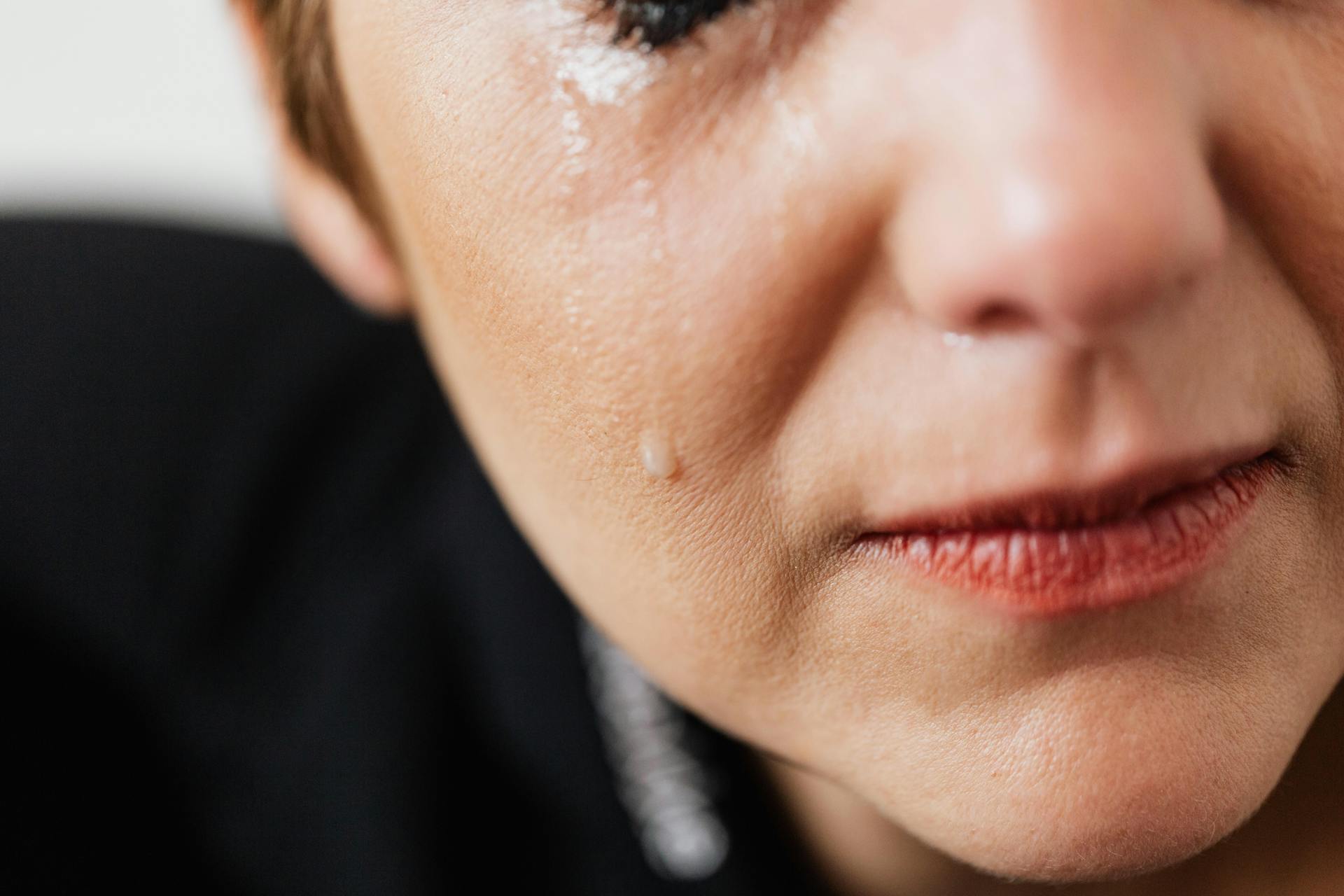 Une larme coulant sur la joue d'une femme | Source : Pexels