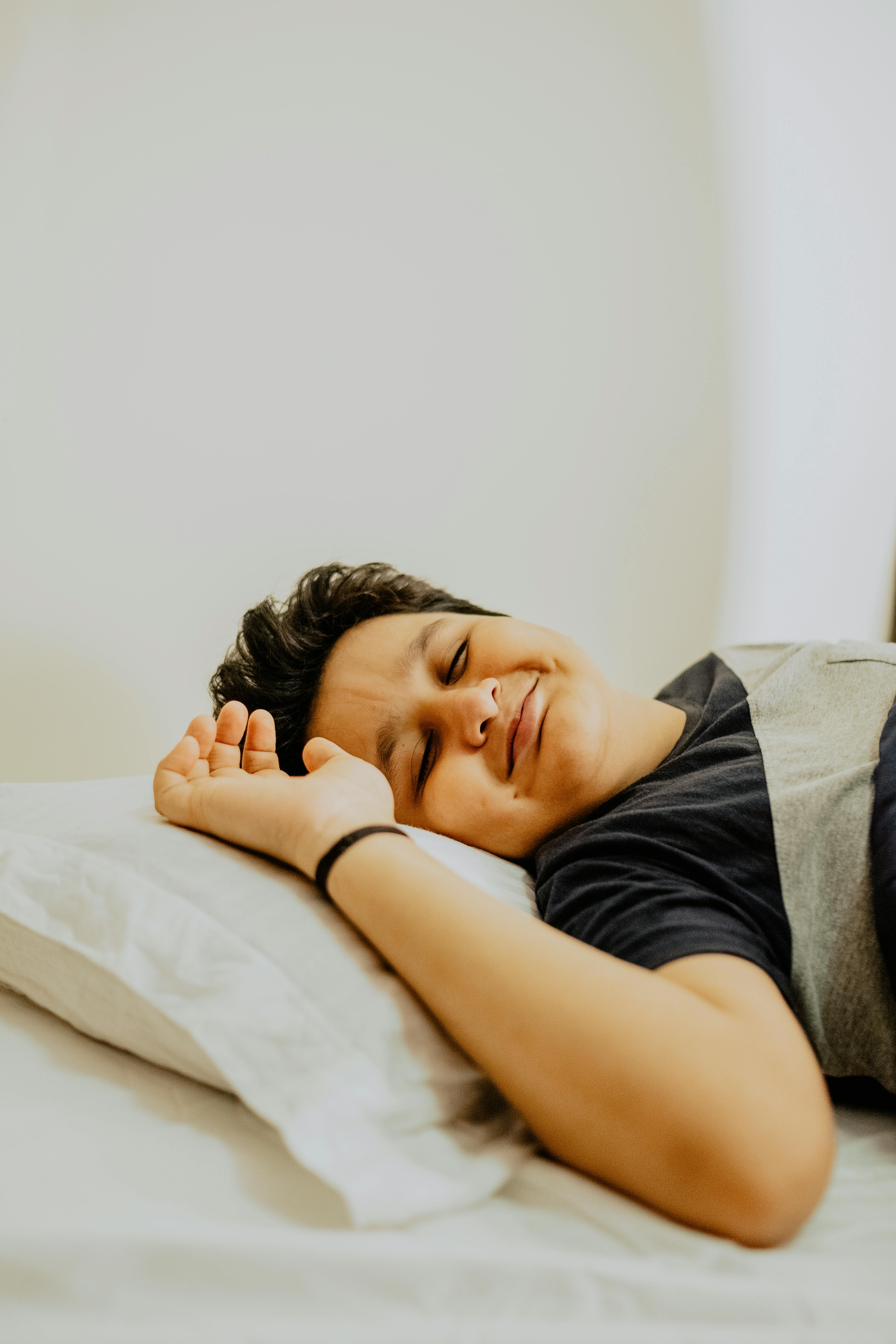 Un garçon heureux qui dort | Source : Pexels