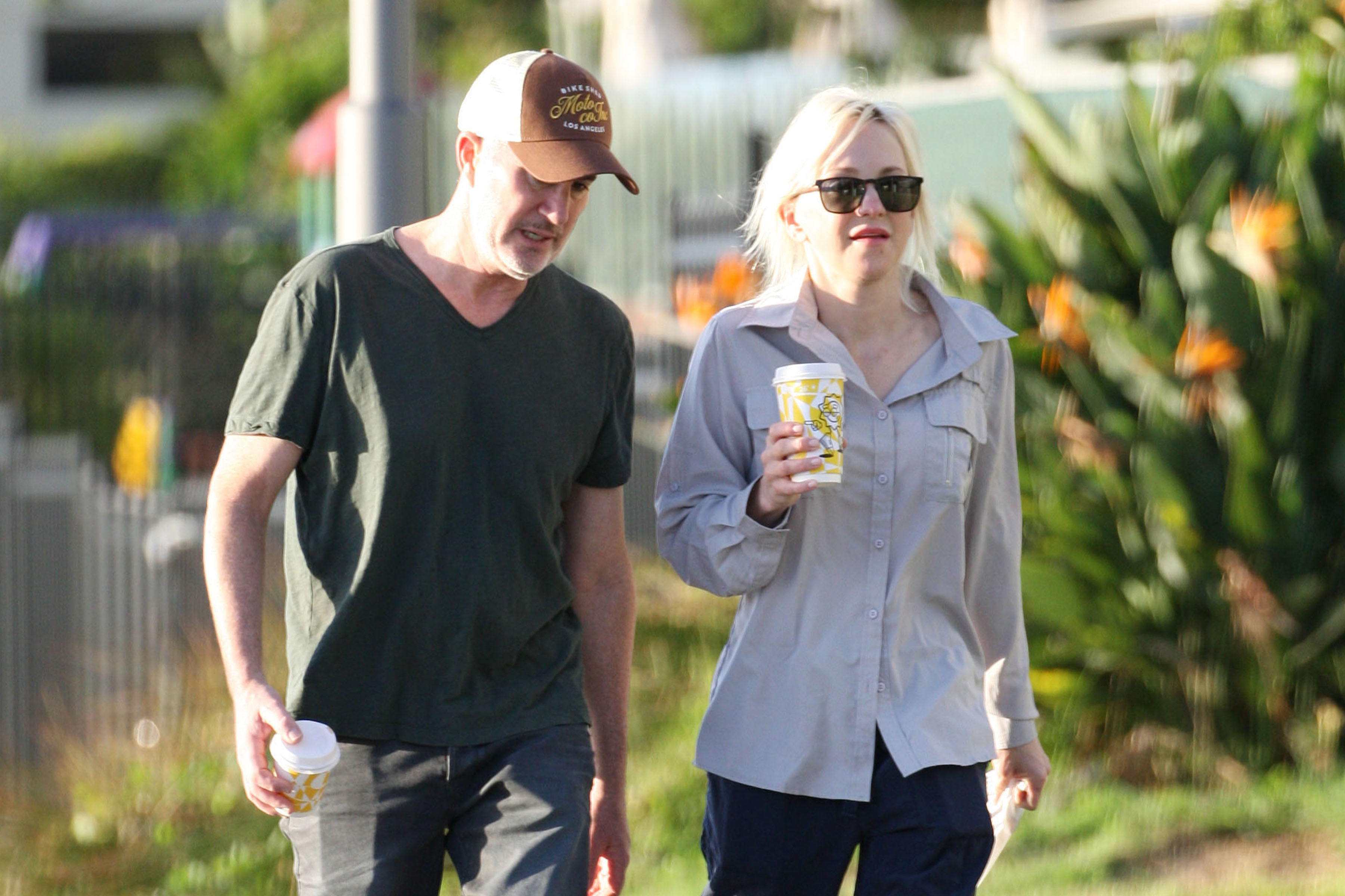 Michael Barrett et Anna Faris vus en promenade le 24 février 2025, à Gold Coast, en Australie. | Source : Getty Images