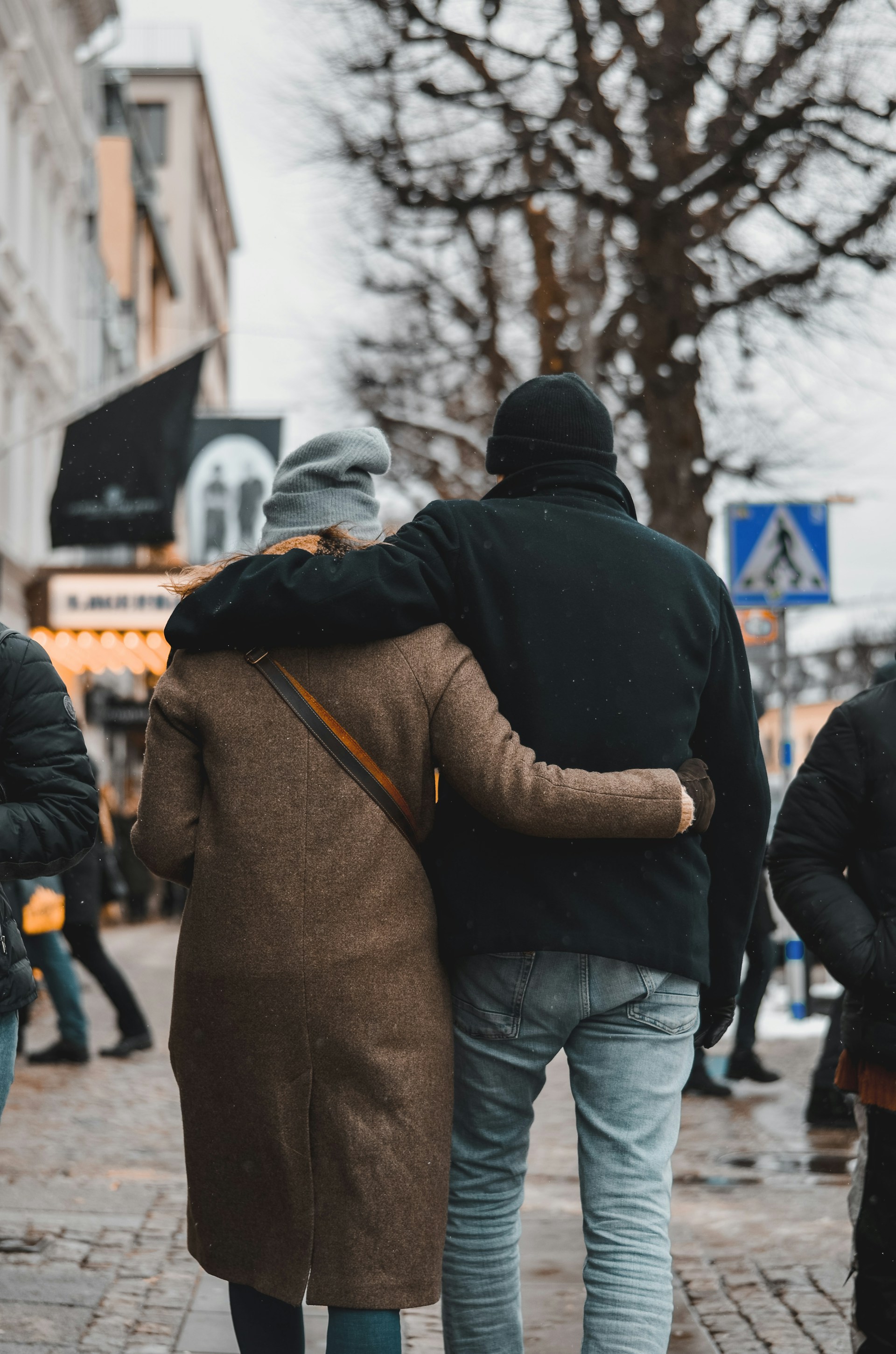 Un couple s'embrassant et marchant dans la rue | Source : Unsplash