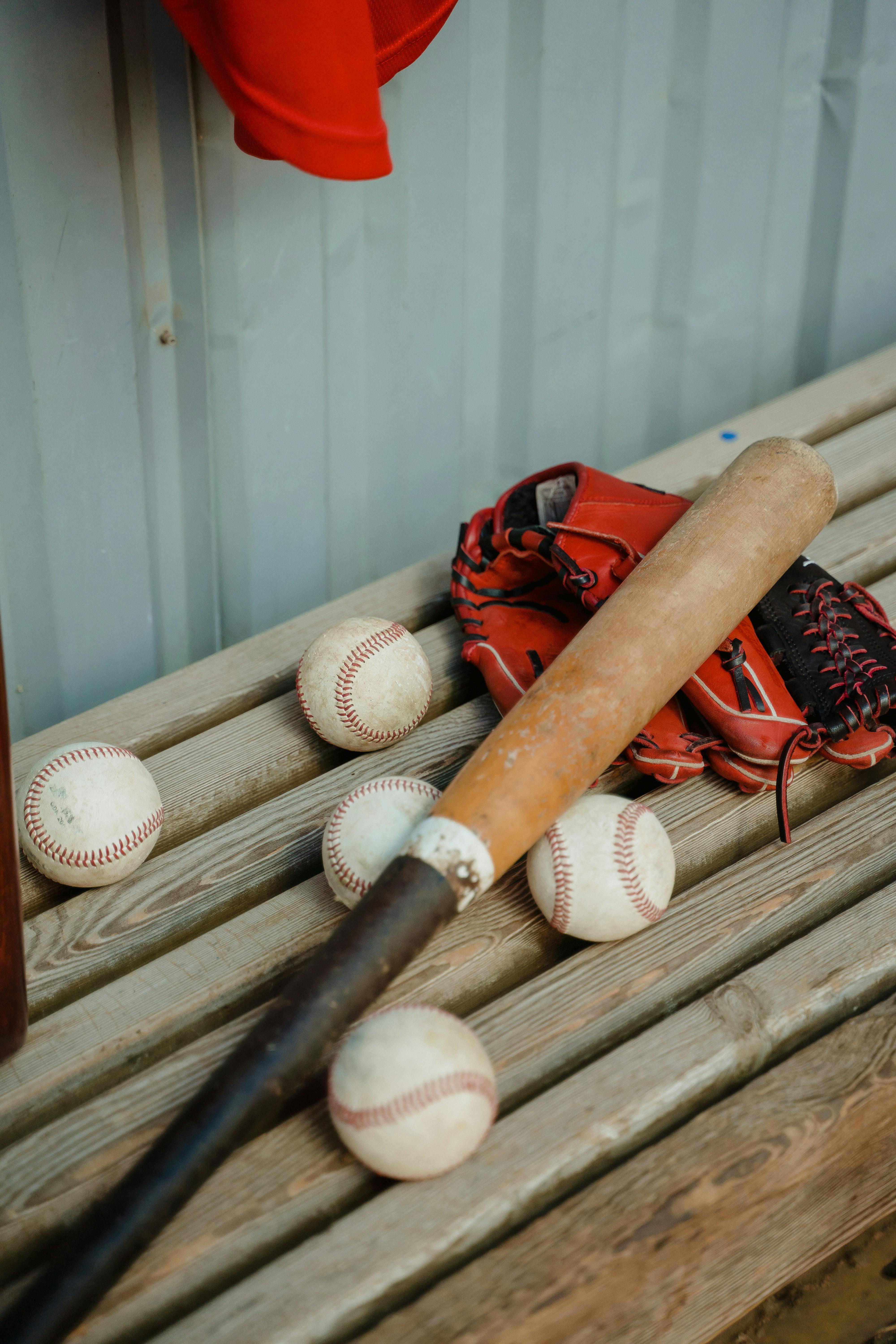 Un équipement de baseball sur un banc | Source : Pexels