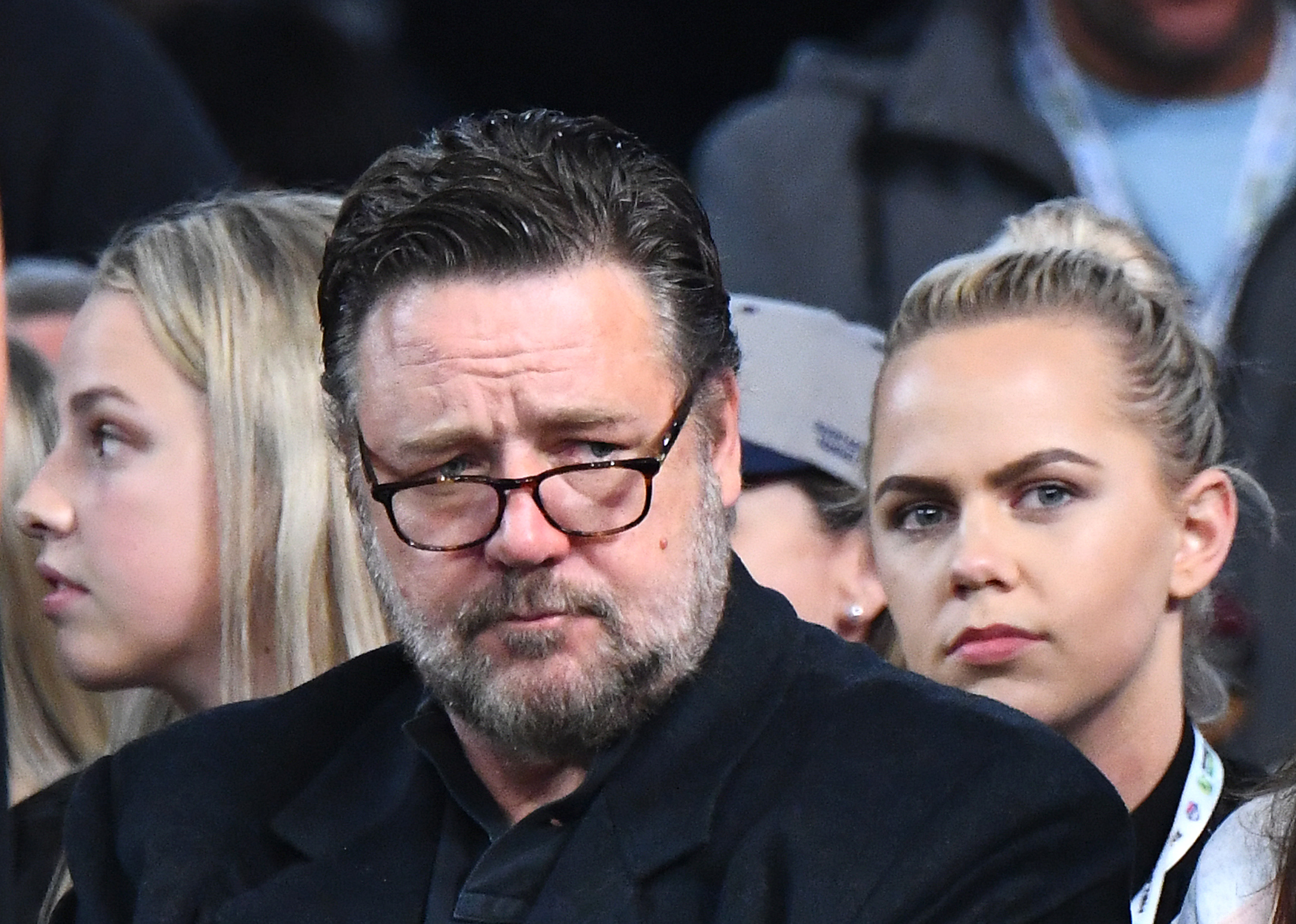 Russell Crowe au match amical international de basket-ball entre les Boomers australiens et l'équipe américaine le 22 août 2019 à Melbourne, en Australie. Portant des lunettes de lecture et un blazer sombre, la star hollywoodienne semblait nettement plus lourde, son visage plus rond et sa barbe grisonnante reflétant une période où son poids restait un sujet de conversation publique avant sa transformation physique.