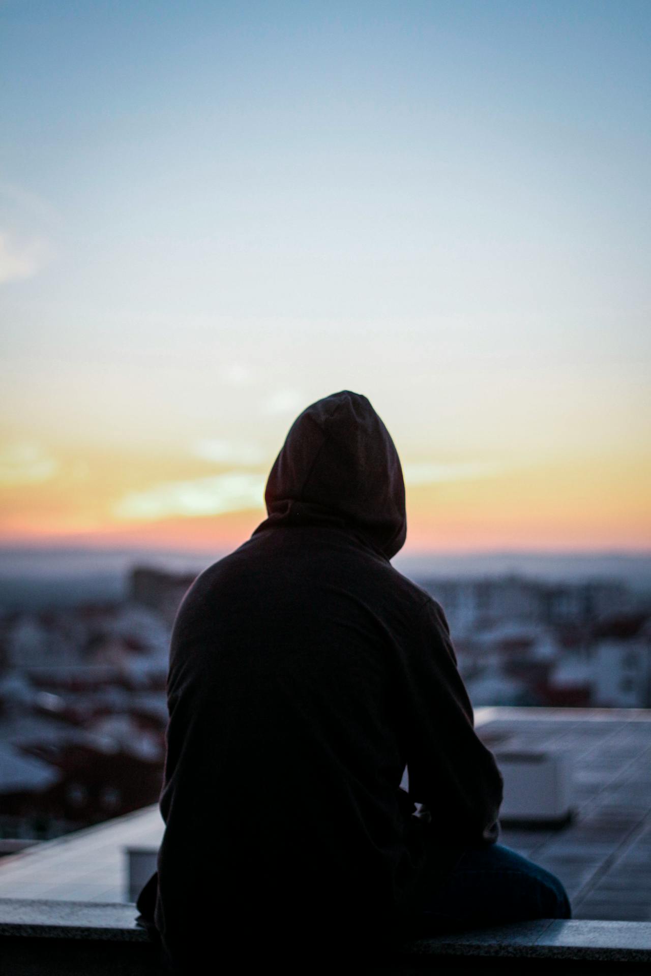 Silhouette d'une personne triste assise sur le banc | Source : Pexels
