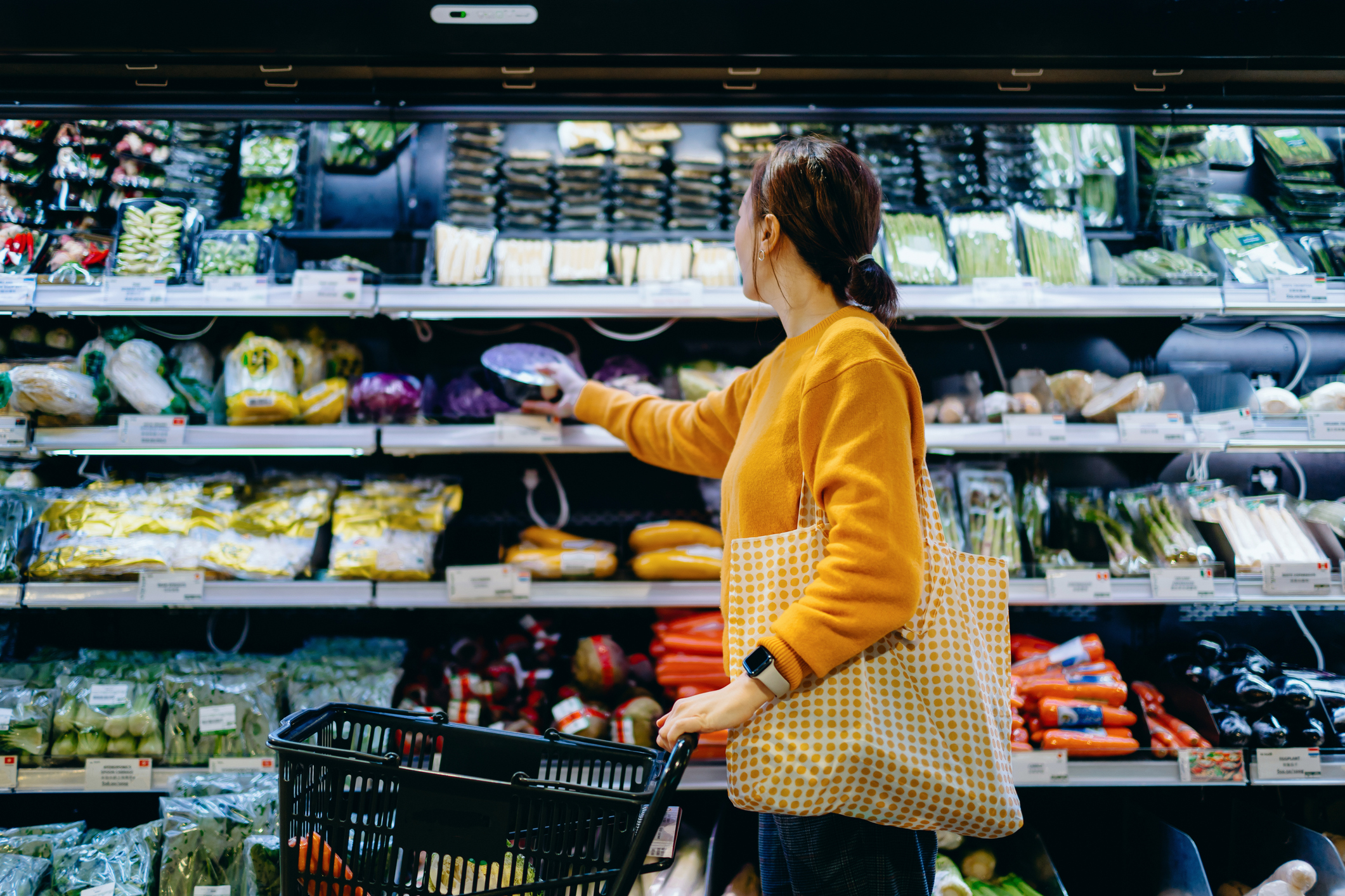 Une femme avec un caddie dans un supermarché | Source : Getty Images