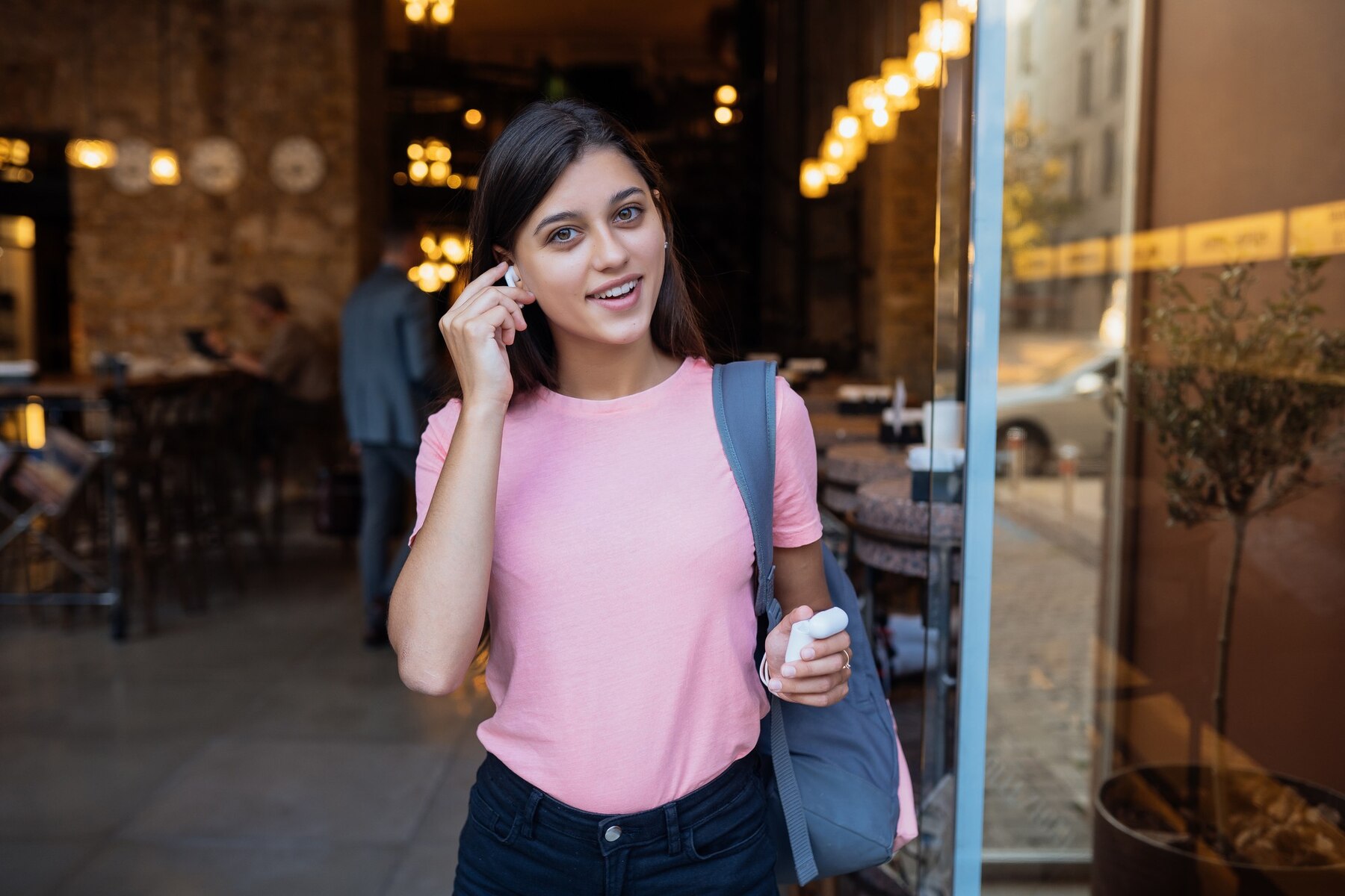 Une fille quittant un café | Source : FreePik