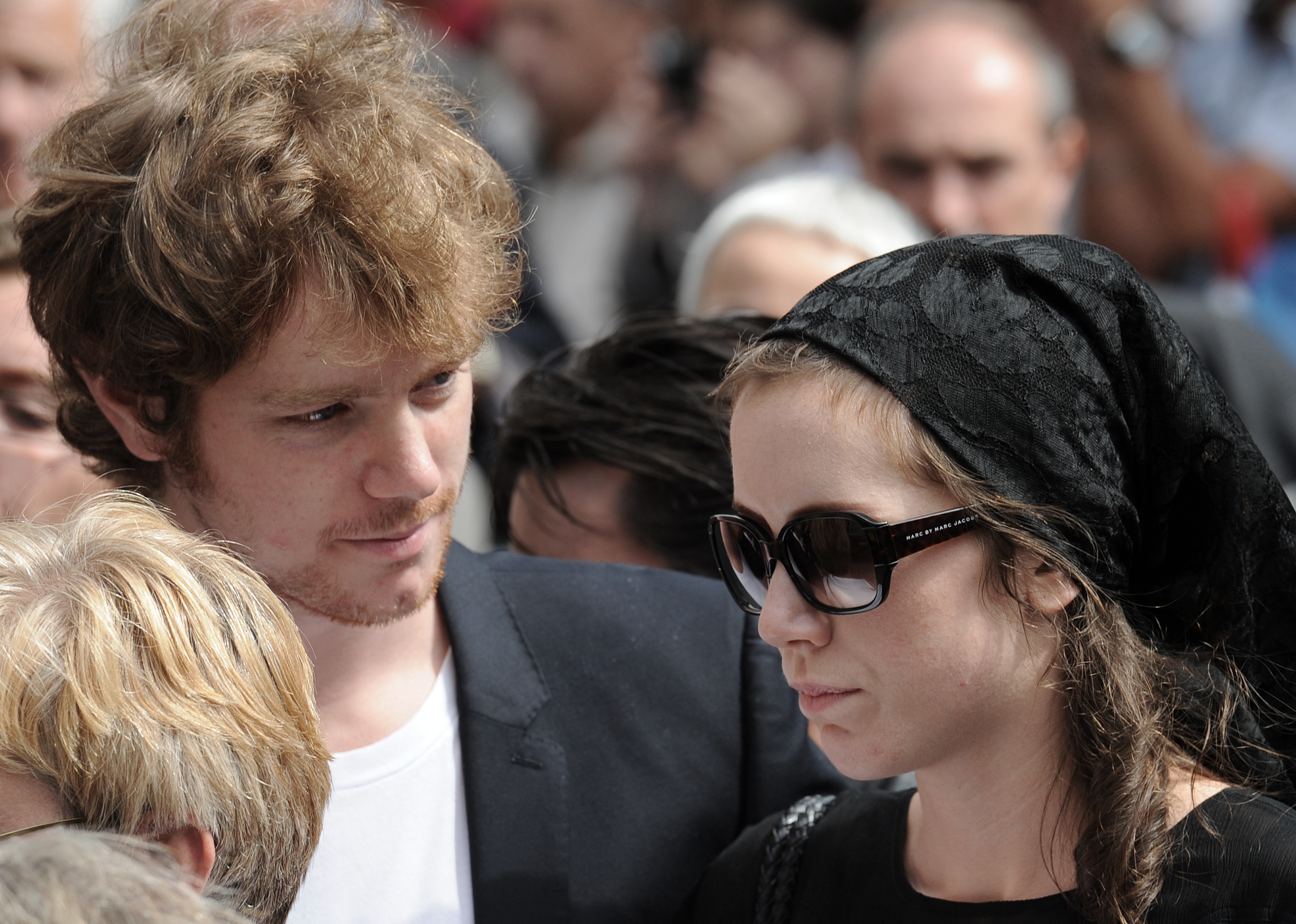 Gaël (à gauche) et l'actrice Sara Giraudeau (à droite), fils et fille de l'acteur français Bernard Giraudeau, quittent l'église Saint-Eustache après les funérailles de ce dernier, le 23 juillet 2010 à Paris I Source : Getty Images