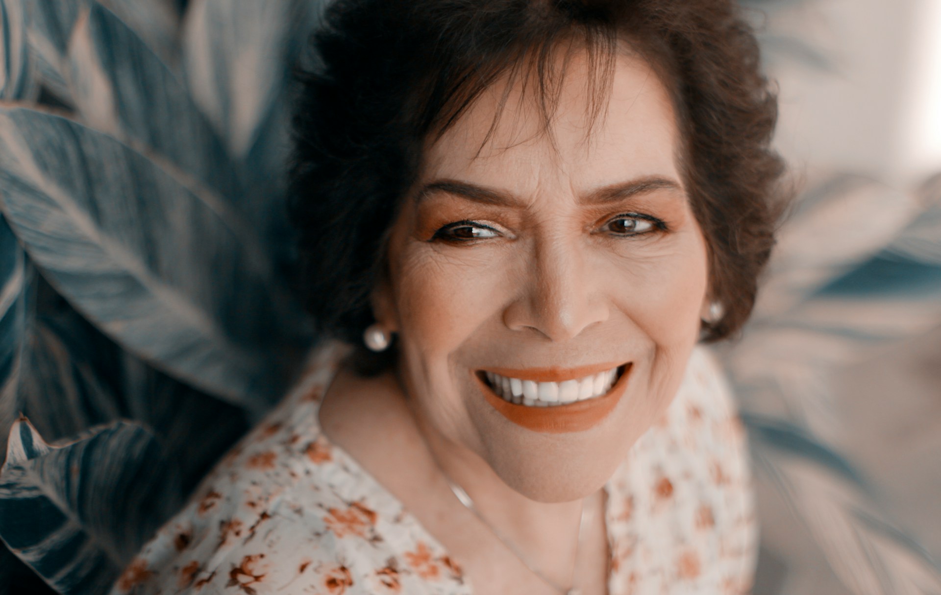 Une femme qui sourit à quelqu'un | Source : Unsplash