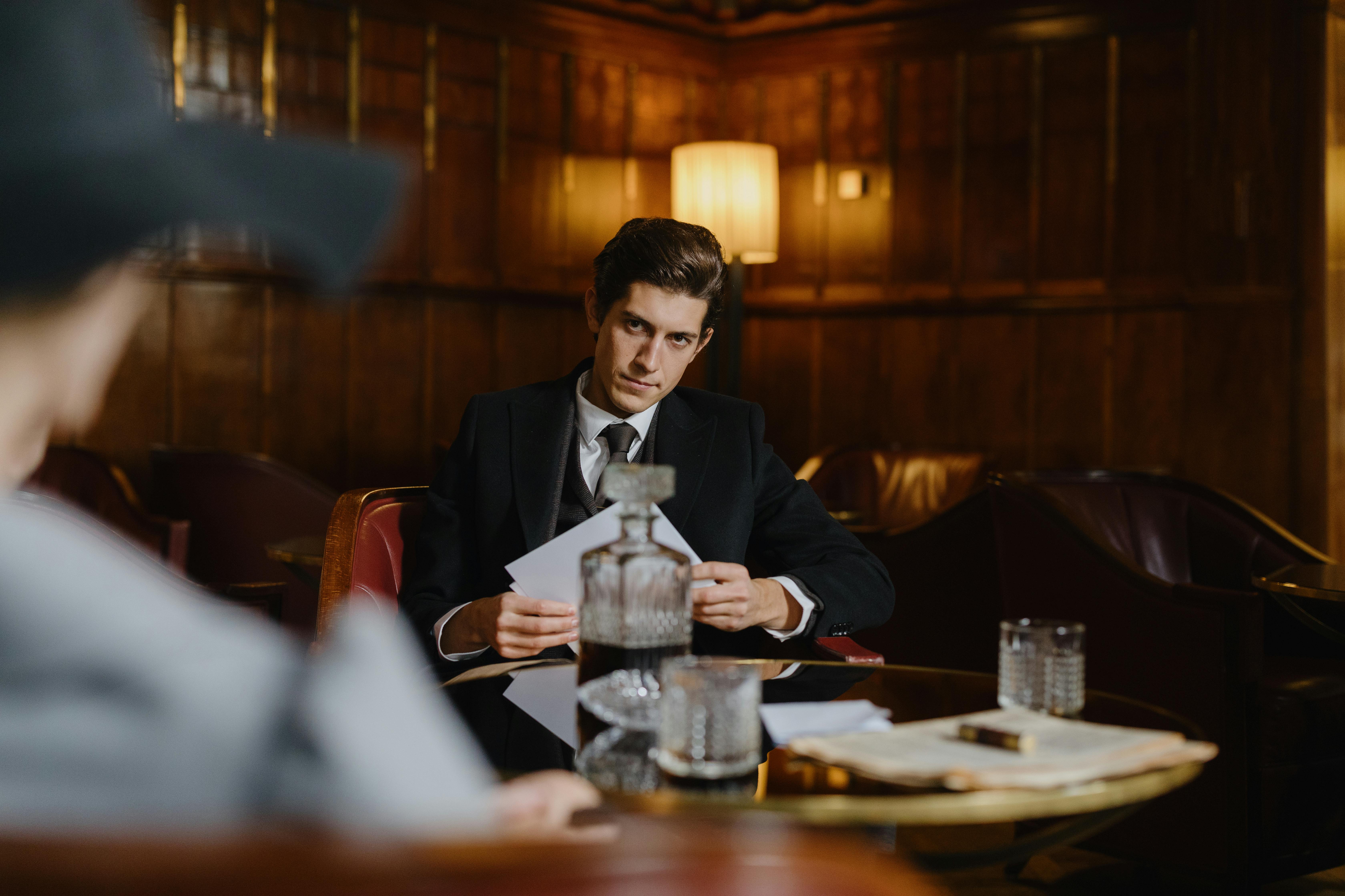 Homme en costume assis dans un restaurant | Source : Pexels