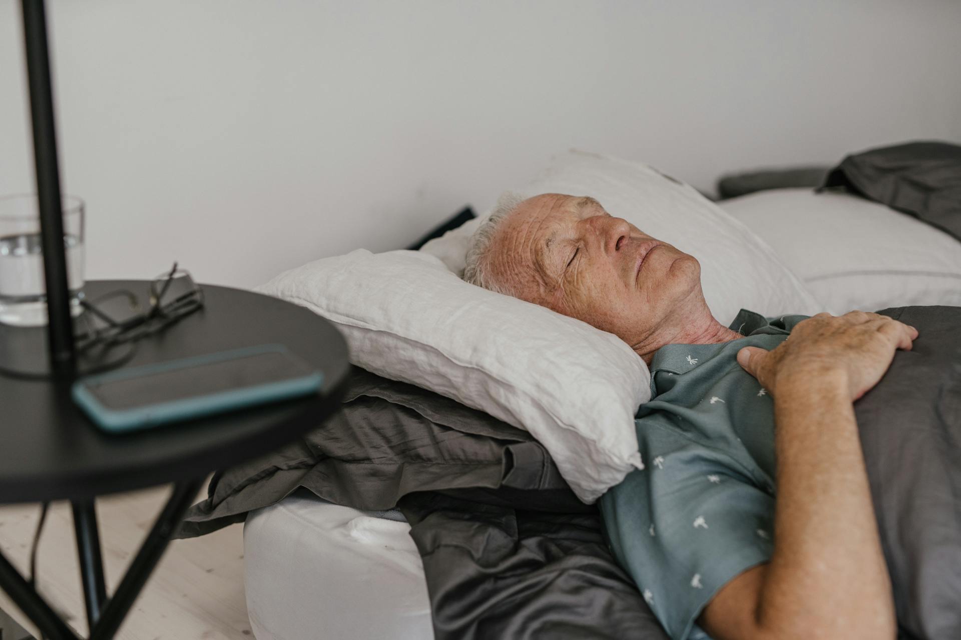 Un homme âgé allongé dans son lit | Source : Pexels
