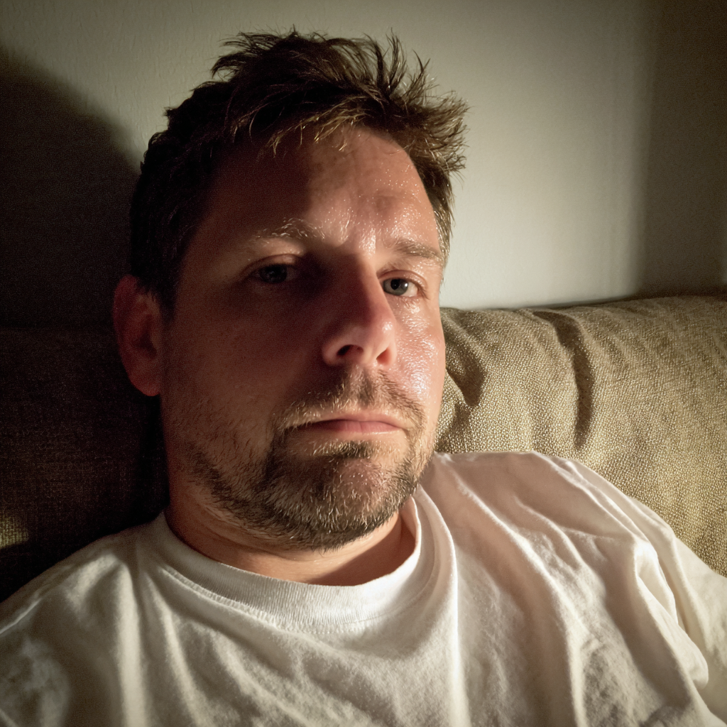 Un homme assis sur un canapé | Source : Midjourney