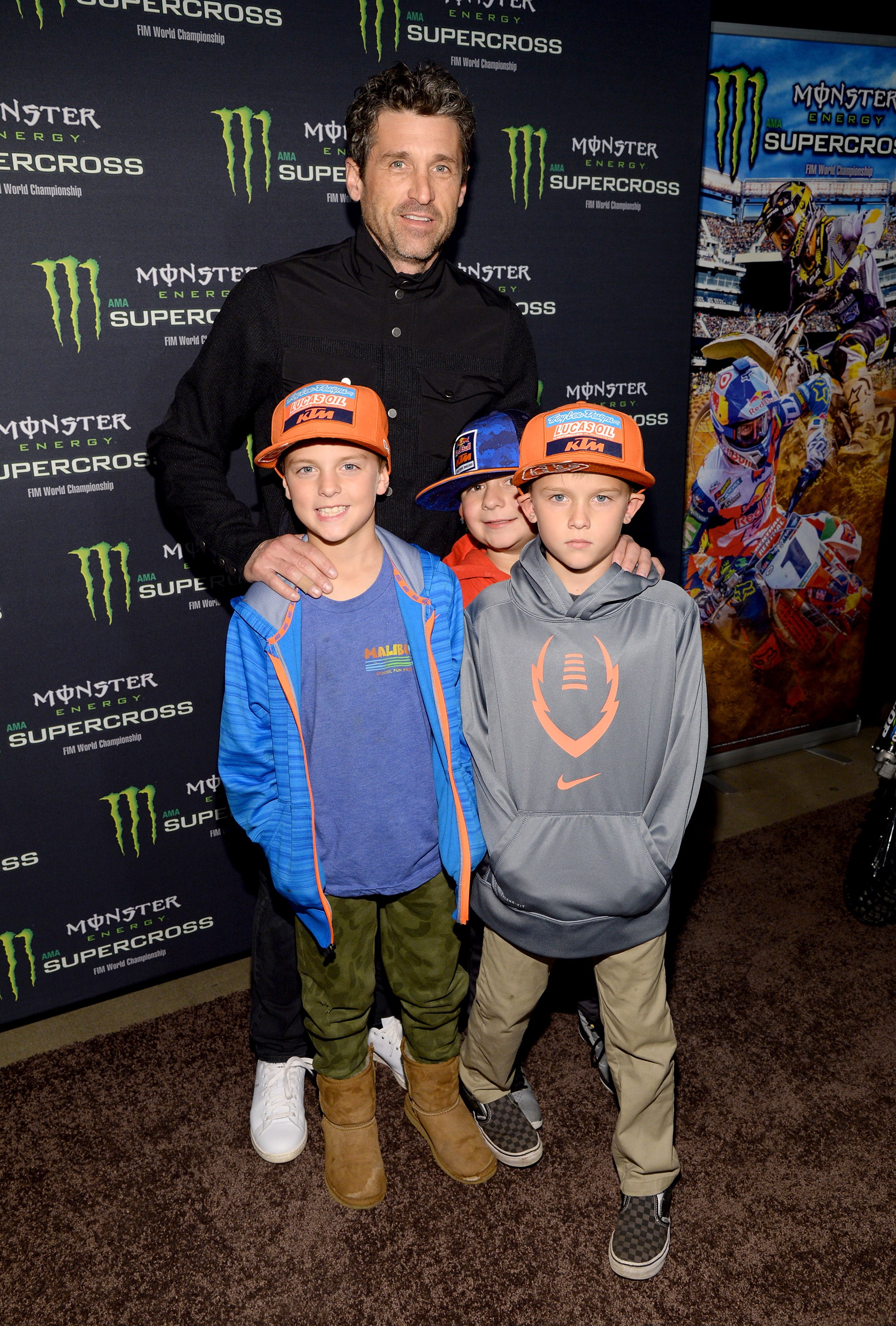 Patrick Dempsey avec ses fils, Darby Dempsey et Sullivan Dempsey, lors de la Monster Energy Supercross Celebrity Night, le 23 janvier 2016, à Anaheim, en Californie. | Source : Getty Images