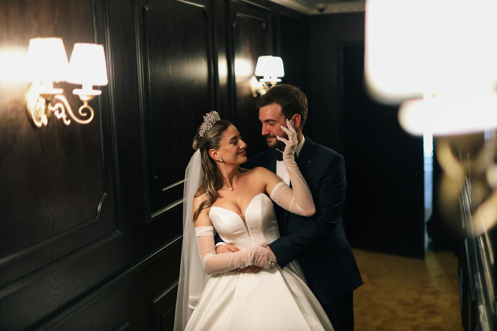 Une mariée et un marié ravis s'embrassant l'un l'autre | Source : Pexels