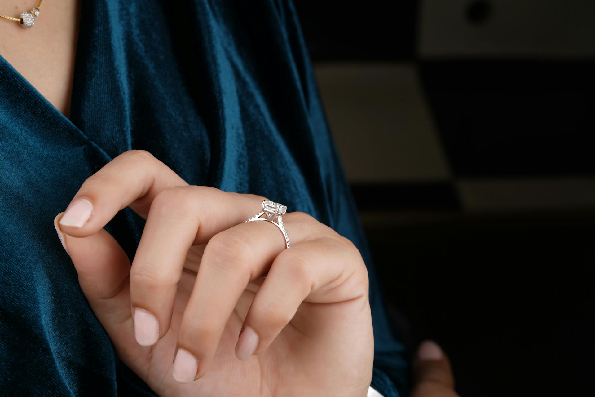 Une bague sur la main d'une femme | Source : Pexels