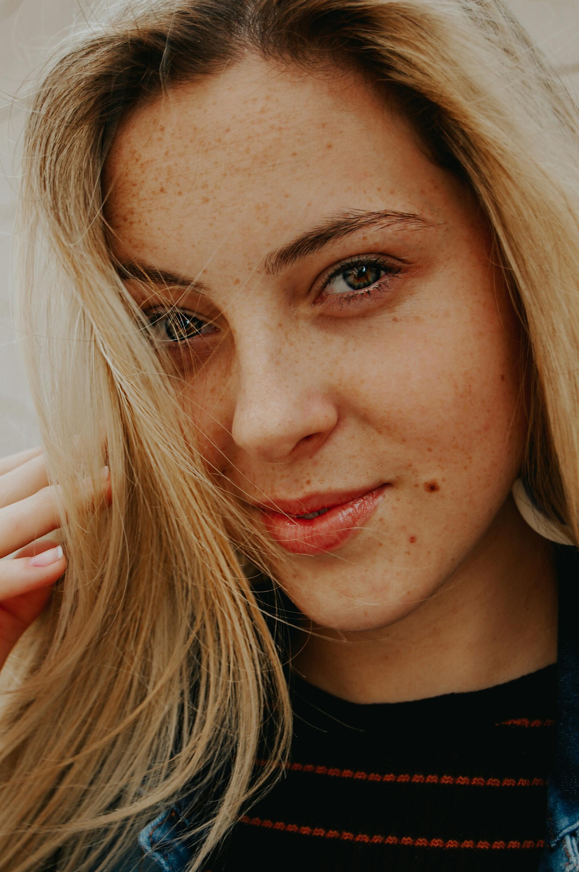 Une femme qui sourit légèrement | Source : Pexels