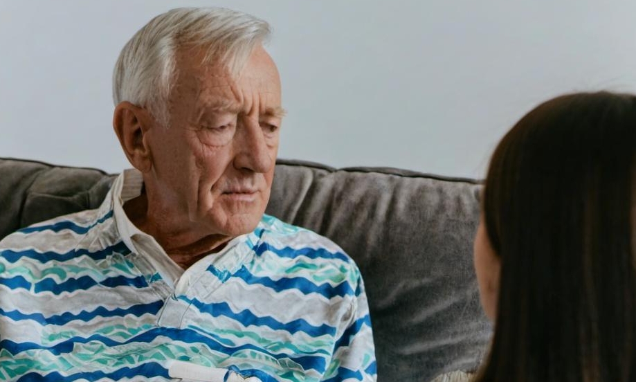Walter admet son rôle, ce qui permet à Hannah d’y voir plus clair | Source : Midjourney