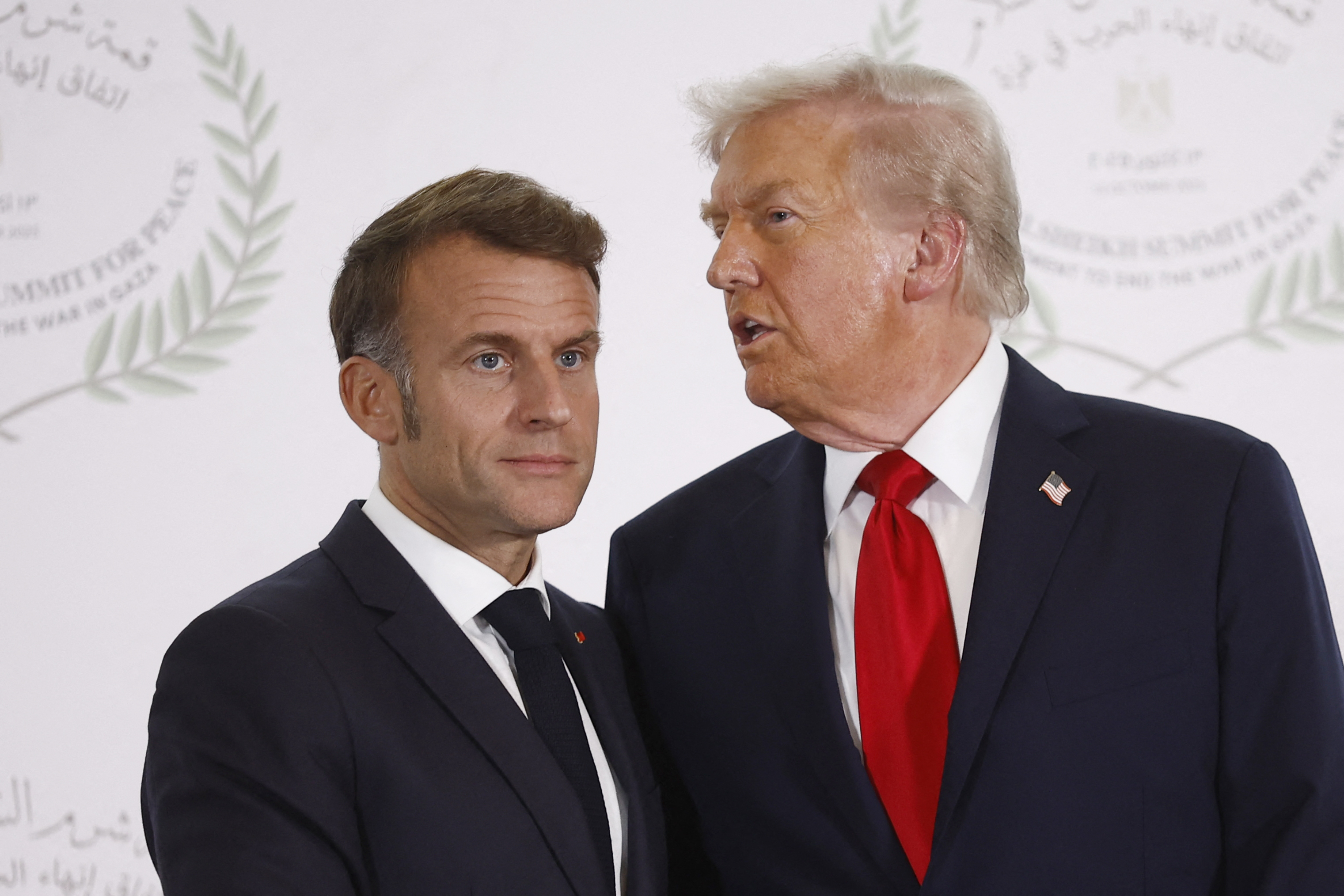 Le président français Emmanuel Macron et le président Donald Trump lors du sommet pour la paix à Gaza organisé à Charm el-Cheikh, en Égypte, le 13 octobre 2025 | Source : Getty Images