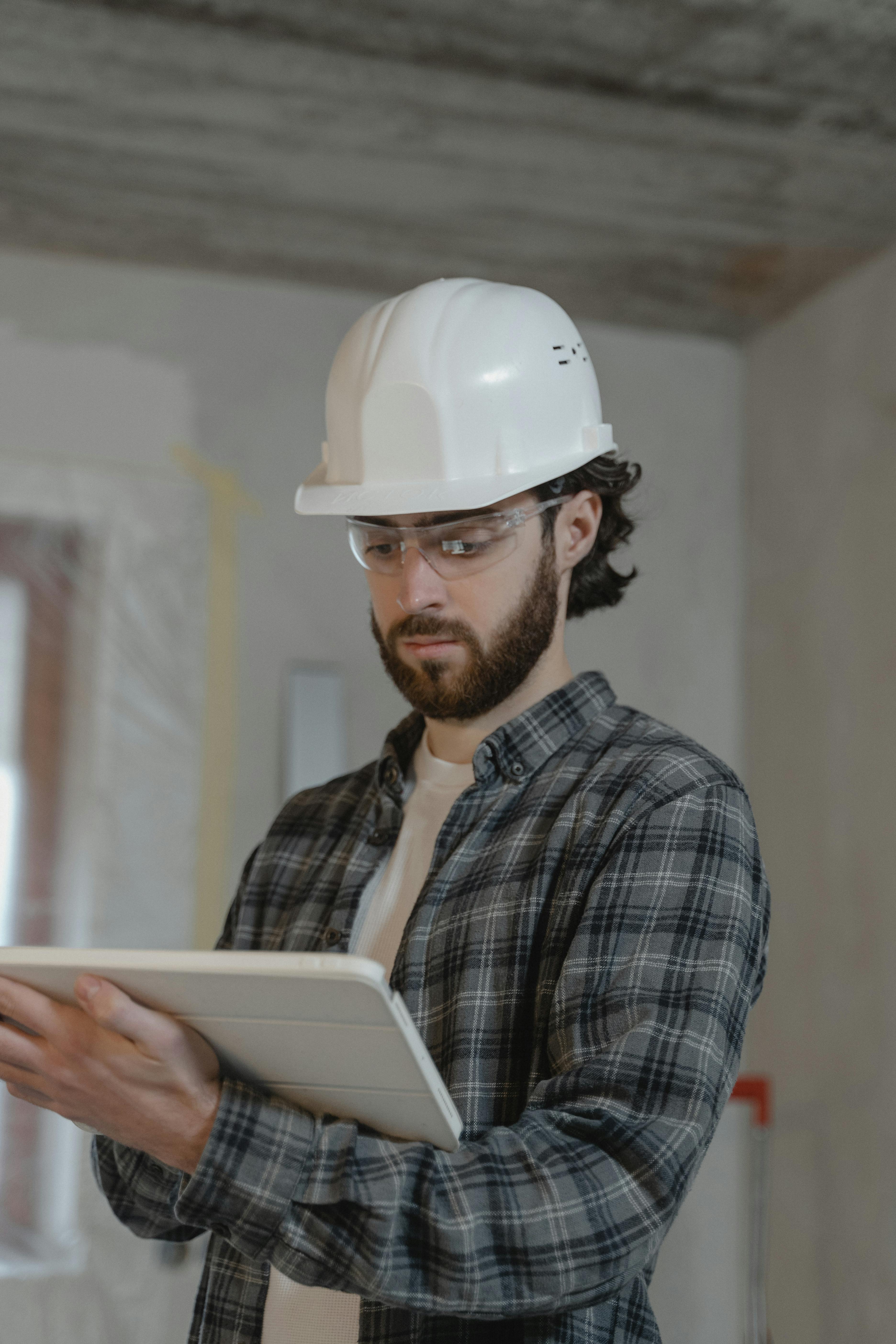 Un homme utilisant une tablette | Source : Pexels