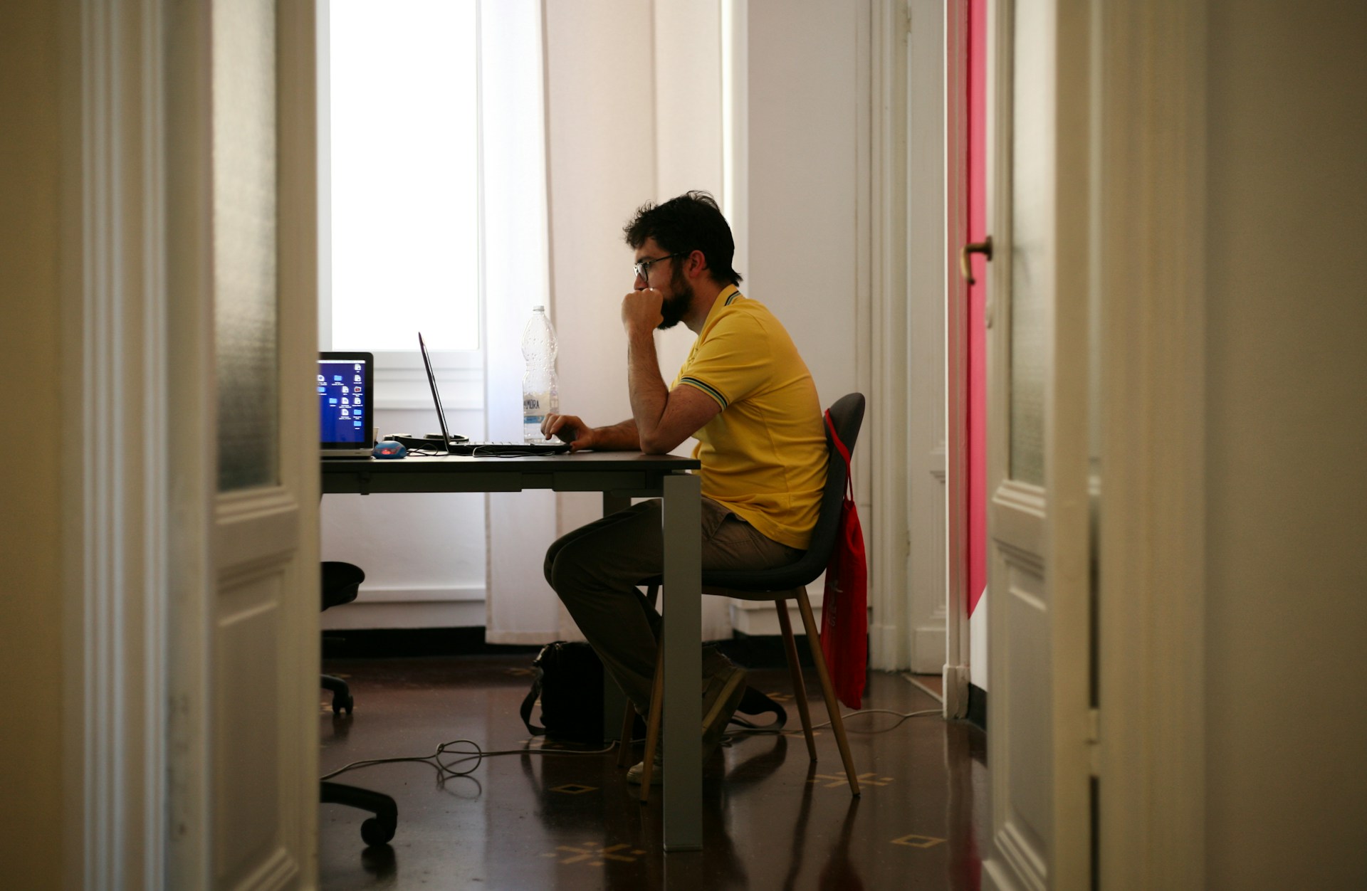 Un homme dans son bureau | Source : Unsplash