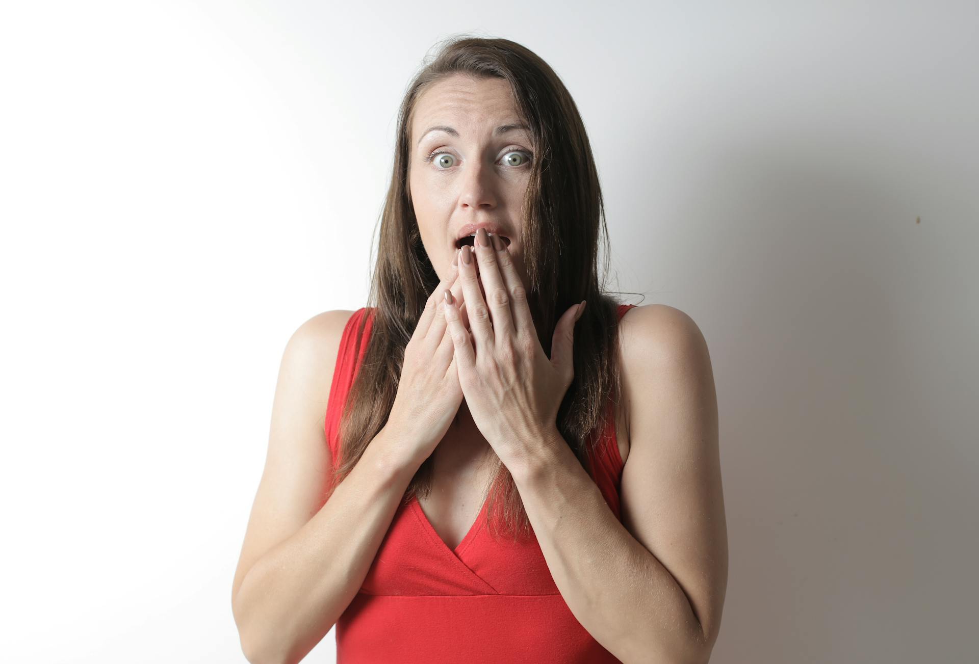 Une femme qui fixe quelque chose en état de choc | Source : Pexels