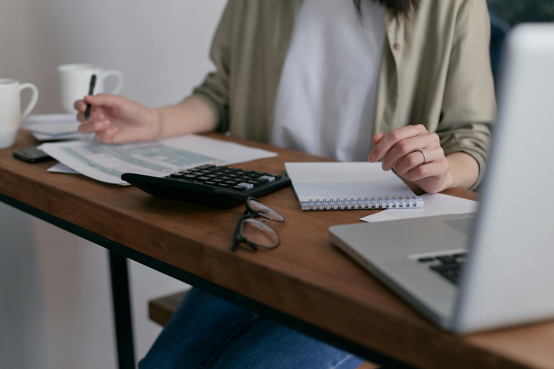Une femme travaillant à un bureau | Source : Pexels